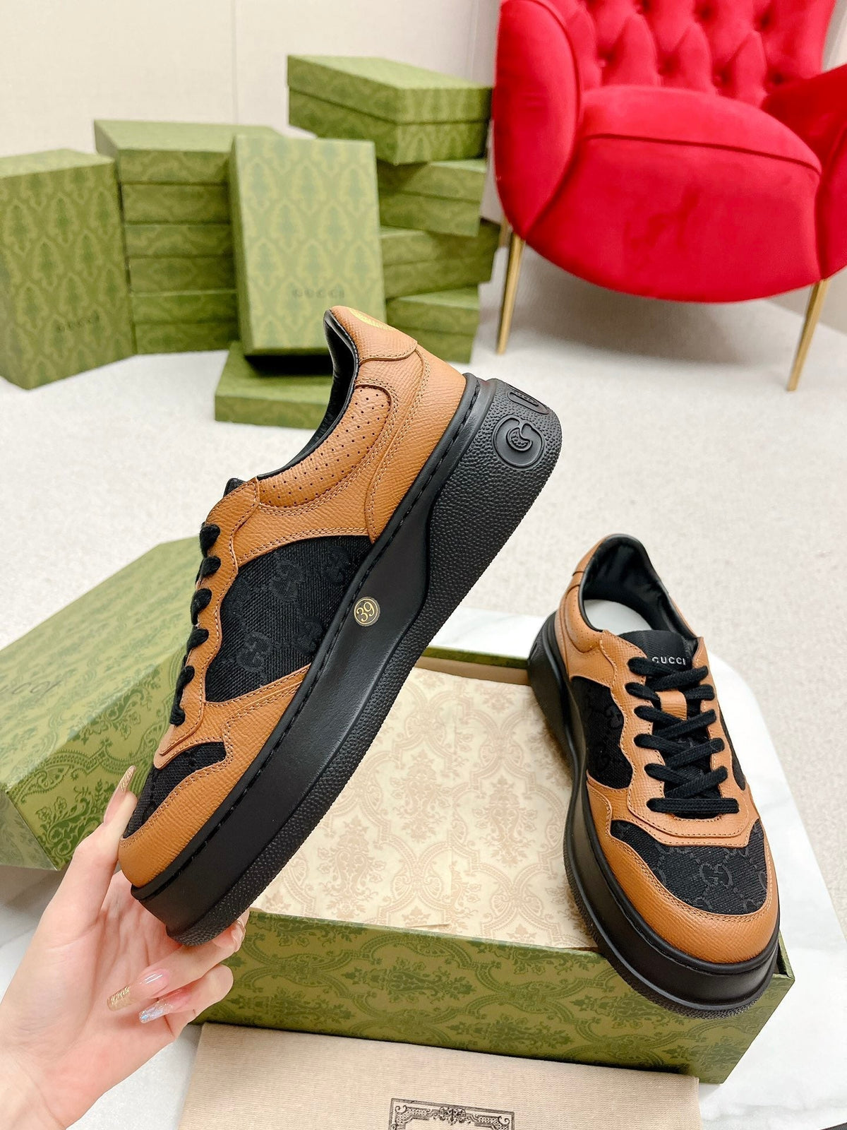 GG TRAINER BLACK AND TAWNY CALFSKIN