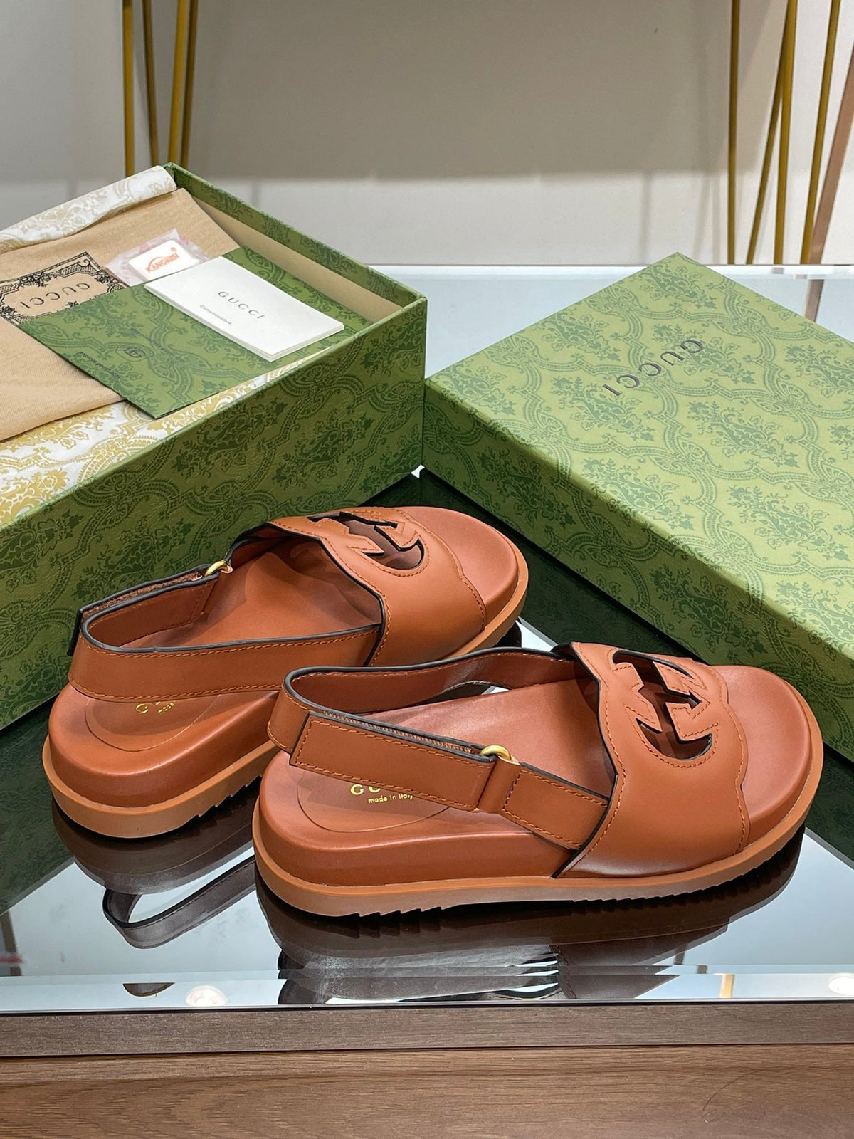 GG INTERLOCKING G CUT OUT SANDAL CARAMEL LAMBSKIN