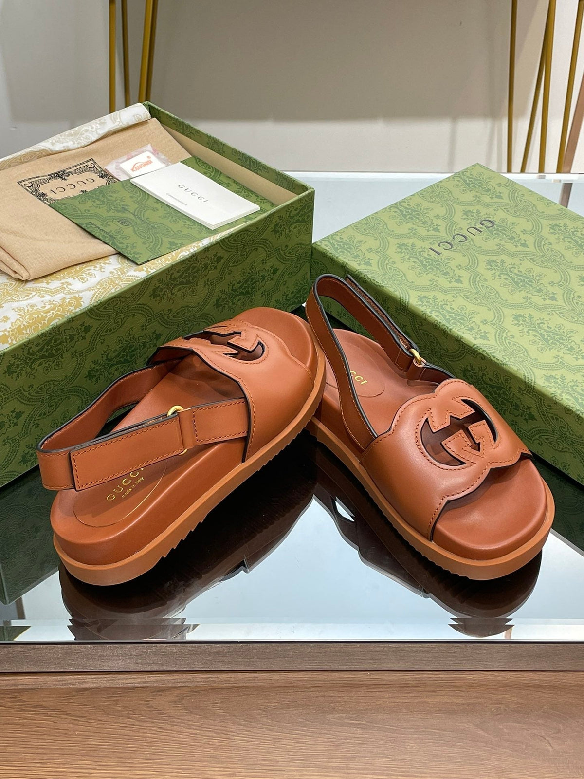 GG INTERLOCKING G CUT OUT SANDAL CARAMEL LAMBSKIN