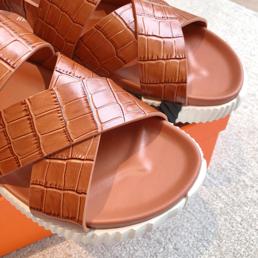 HM ELECTRIC CROCODILE MOTIF SANDAL CIDER CALFSKIN