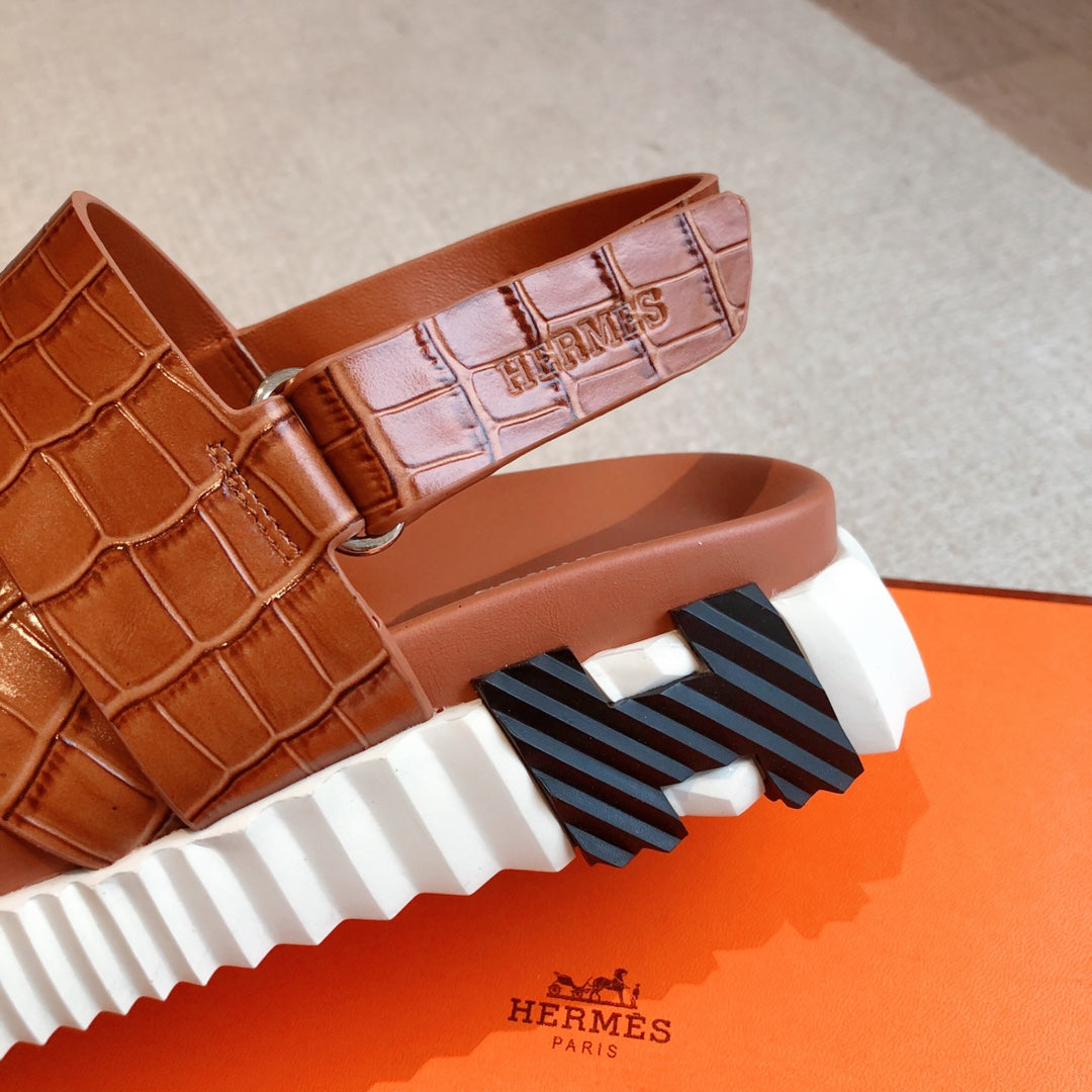 HM ELECTRIC CROCODILE MOTIF SANDAL CIDER CALFSKIN