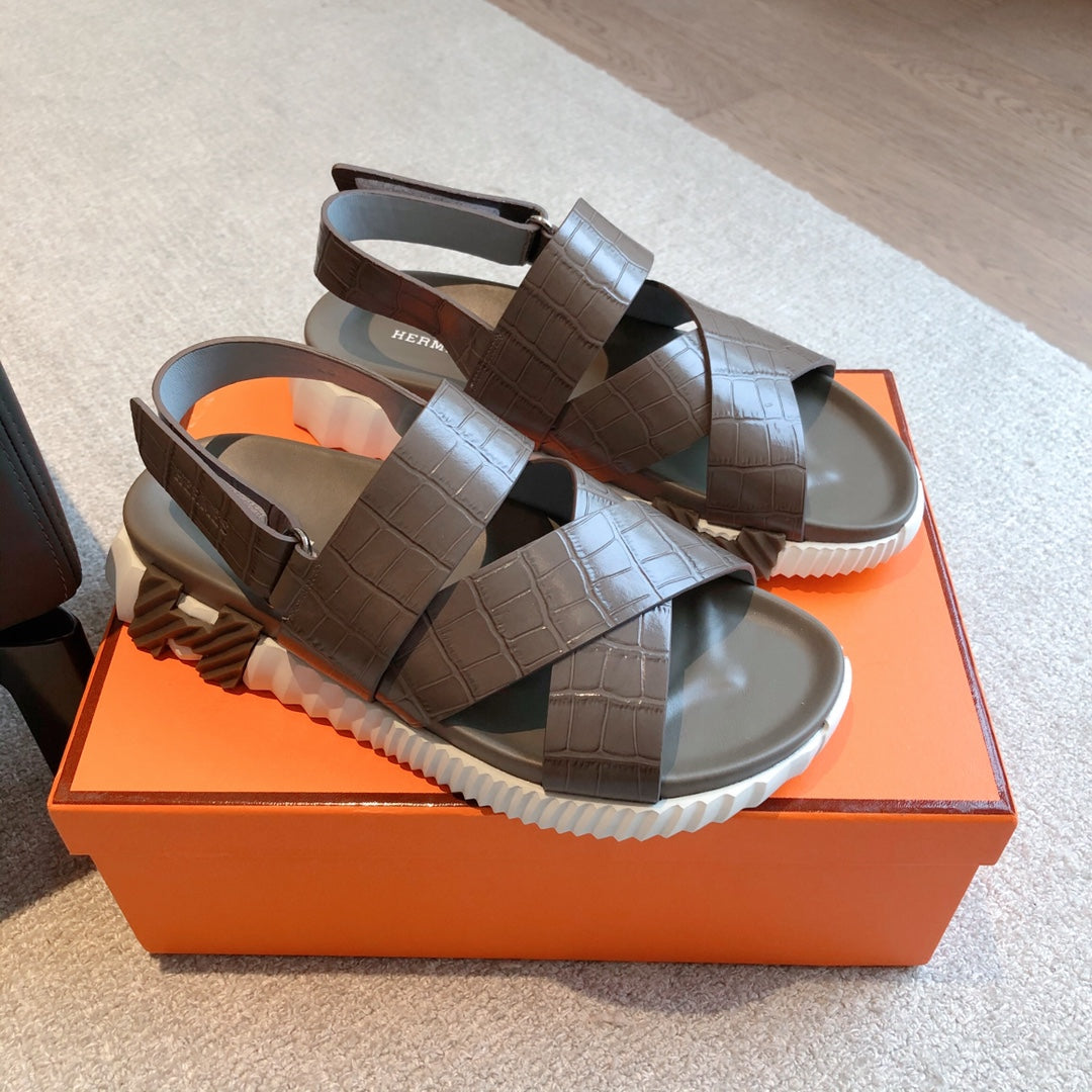HM ELECTRIC CROCODILE MOTIF SANDAL CEDAR CALFSKIN