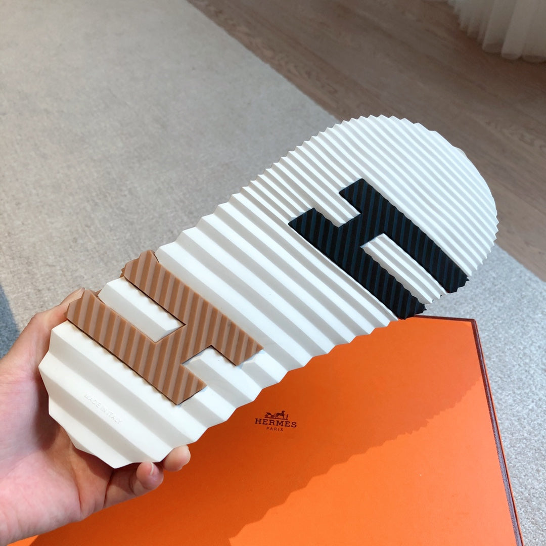 HM ELECTRIC CROCODILE MOTIF SANDAL TAN CALFSKIN