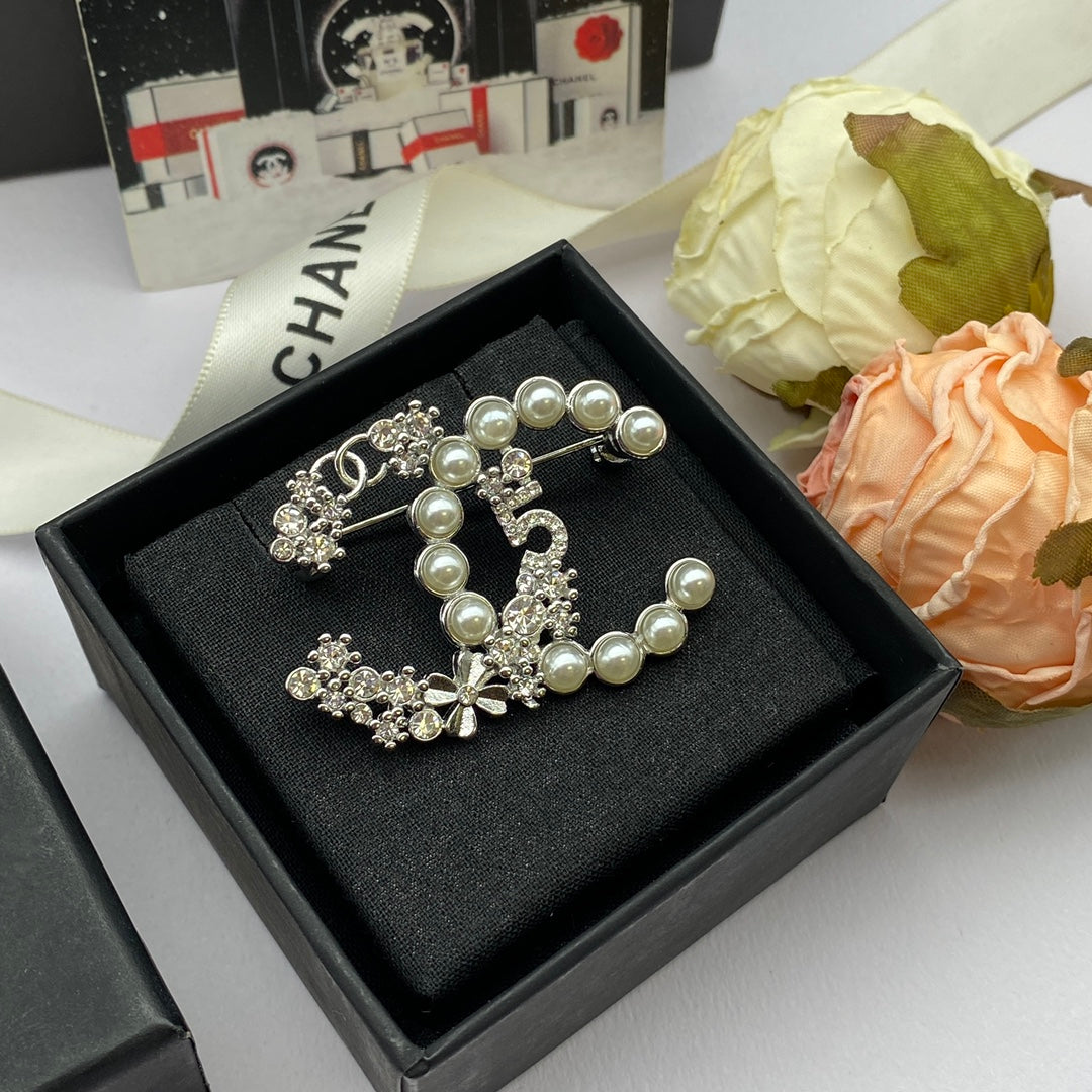 CC Brooch 180086