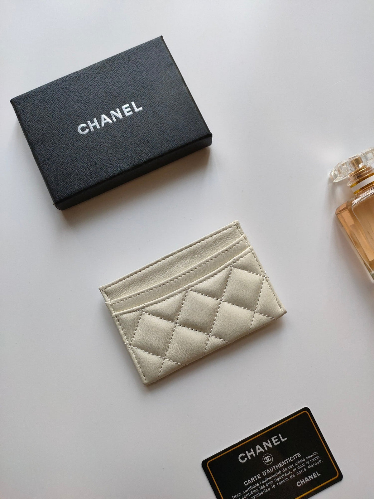 CC CARD HOLDER 11.2 WHITE CALFSKIN GOLD ICON