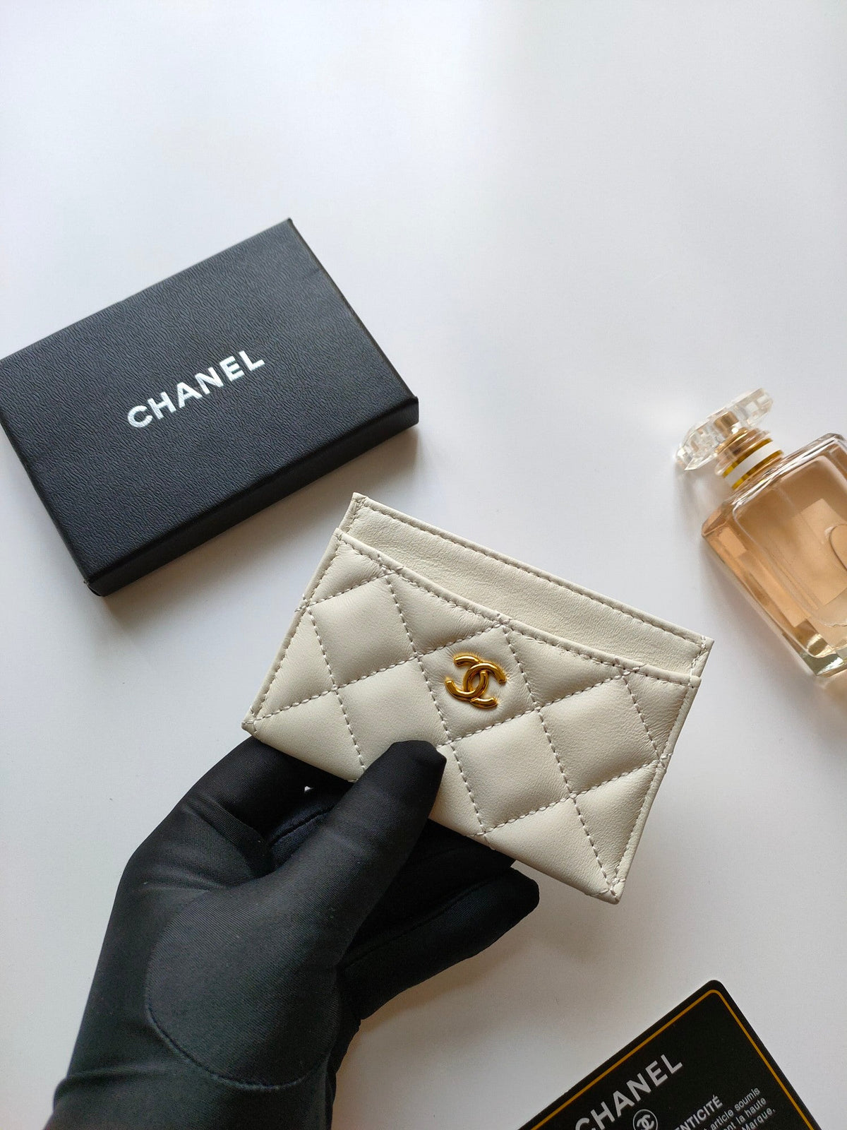 CC CARD HOLDER 11.2 WHITE CALFSKIN GOLD ICON