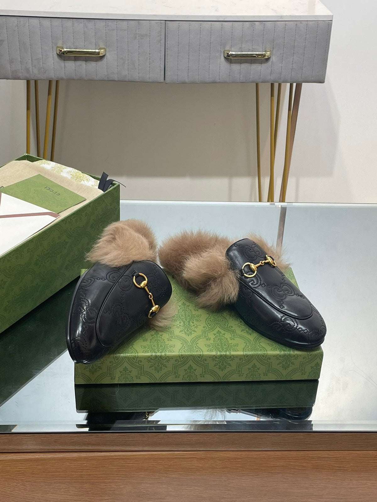 HORSEBIT MULE IN BLACK EMBOSSED CALFSKIN AND LAMB WOOL LINING