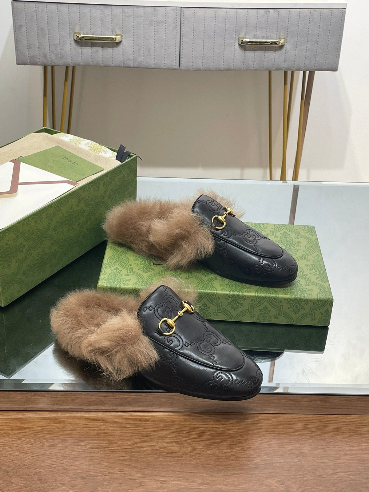 HORSEBIT MULE IN BLACK EMBOSSED CALFSKIN AND LAMB WOOL LINING