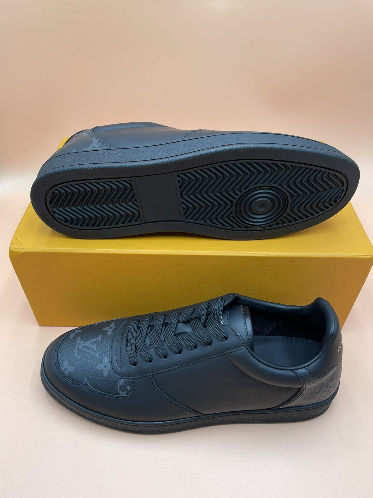 LV RIVOLI SNEAKER BLACK