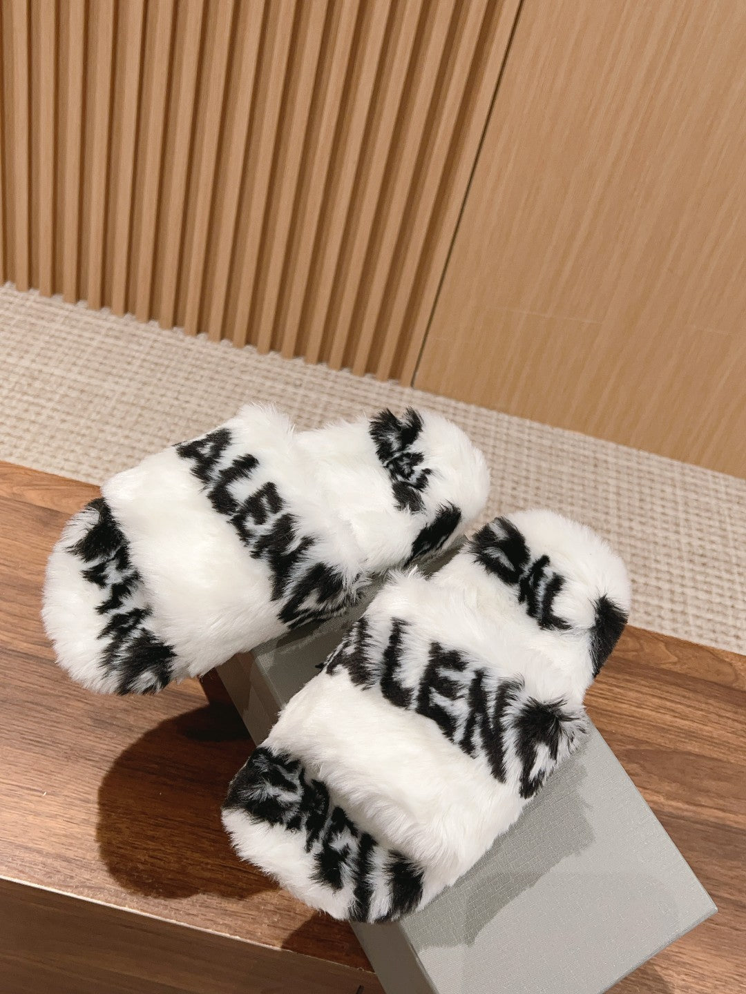 LAMB WOOL SLIPPER WHITE MIX BLACK