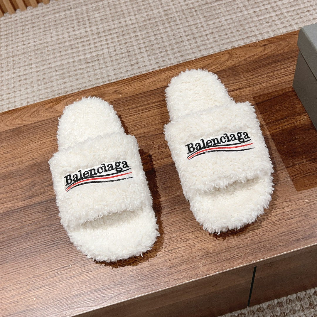 FURRY SLIDES IN WHITE CURLY SHEARLING