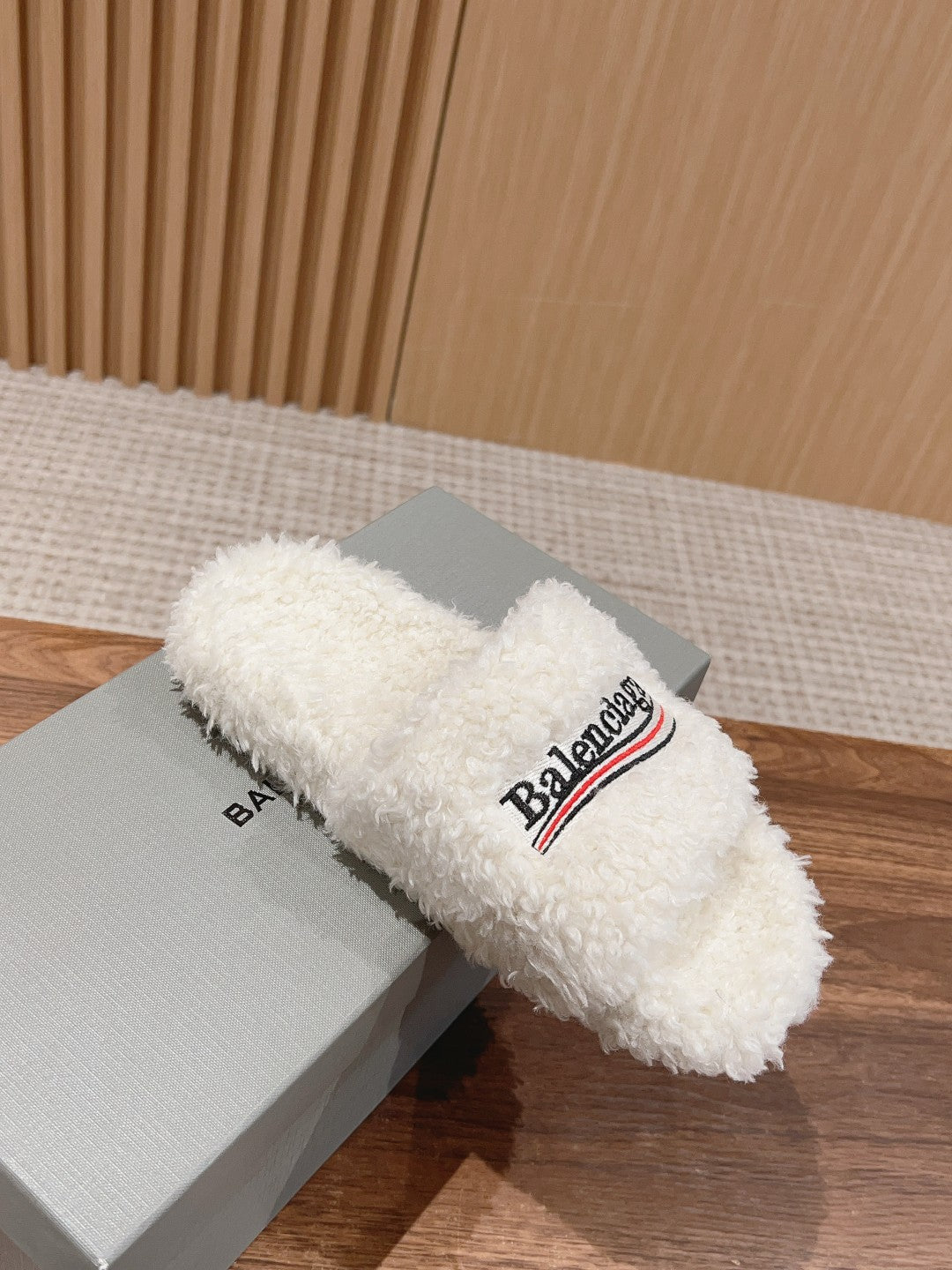 FURRY SLIDES IN WHITE CURLY SHEARLING