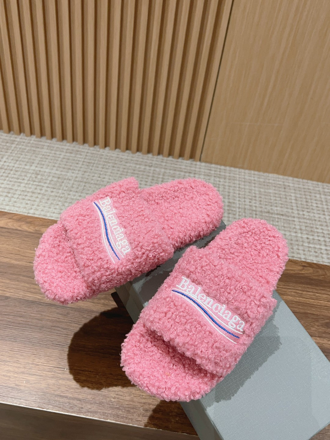 FURRY SLIDES IN PINK CURLY SHEARLING