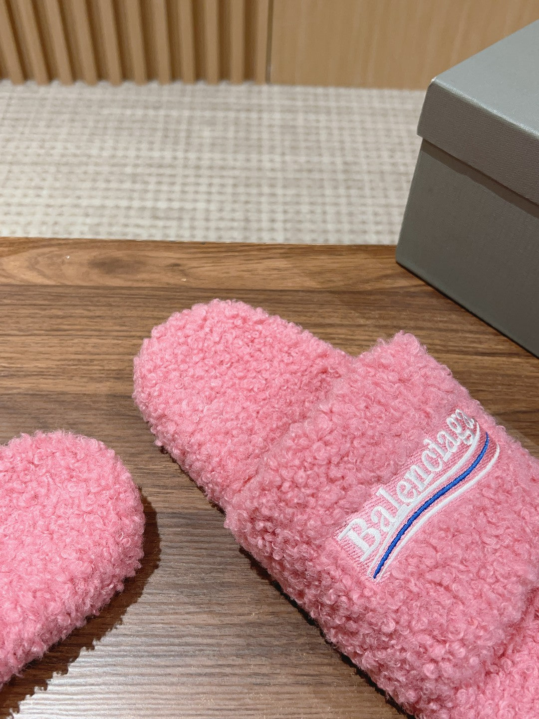 FURRY SLIDES IN PINK CURLY SHEARLING