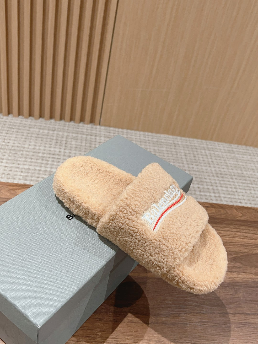 FURRY SLIDES IN BEIGE CURLY SHEARLING