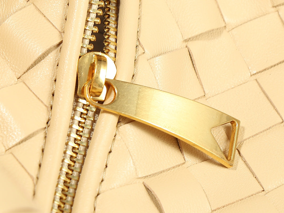 bv teen jodie 36cm beige lambskin