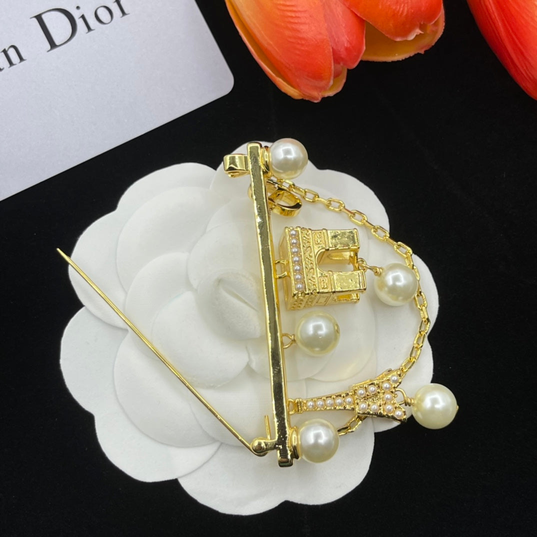 CD Brooch 182694