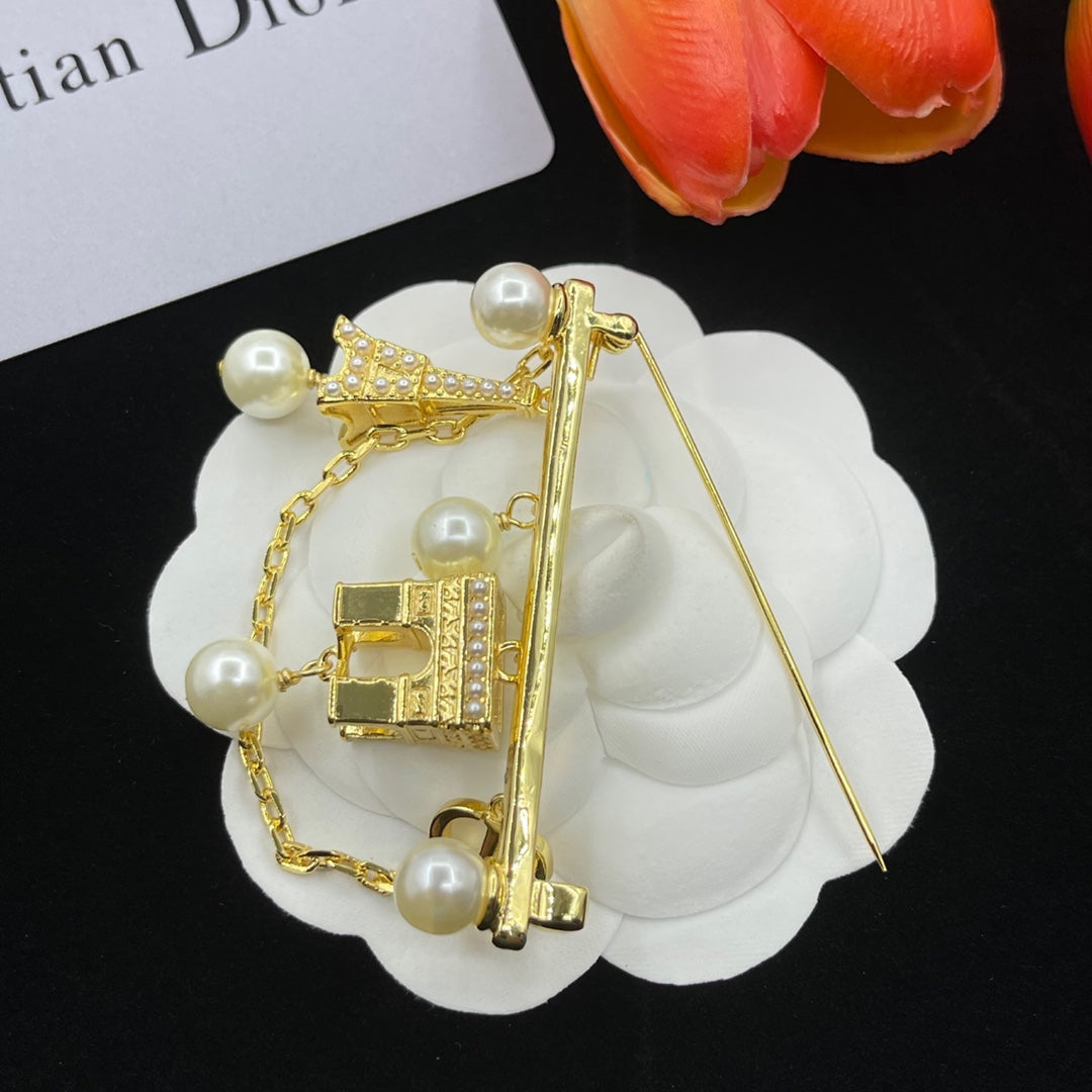 CD Brooch 182694