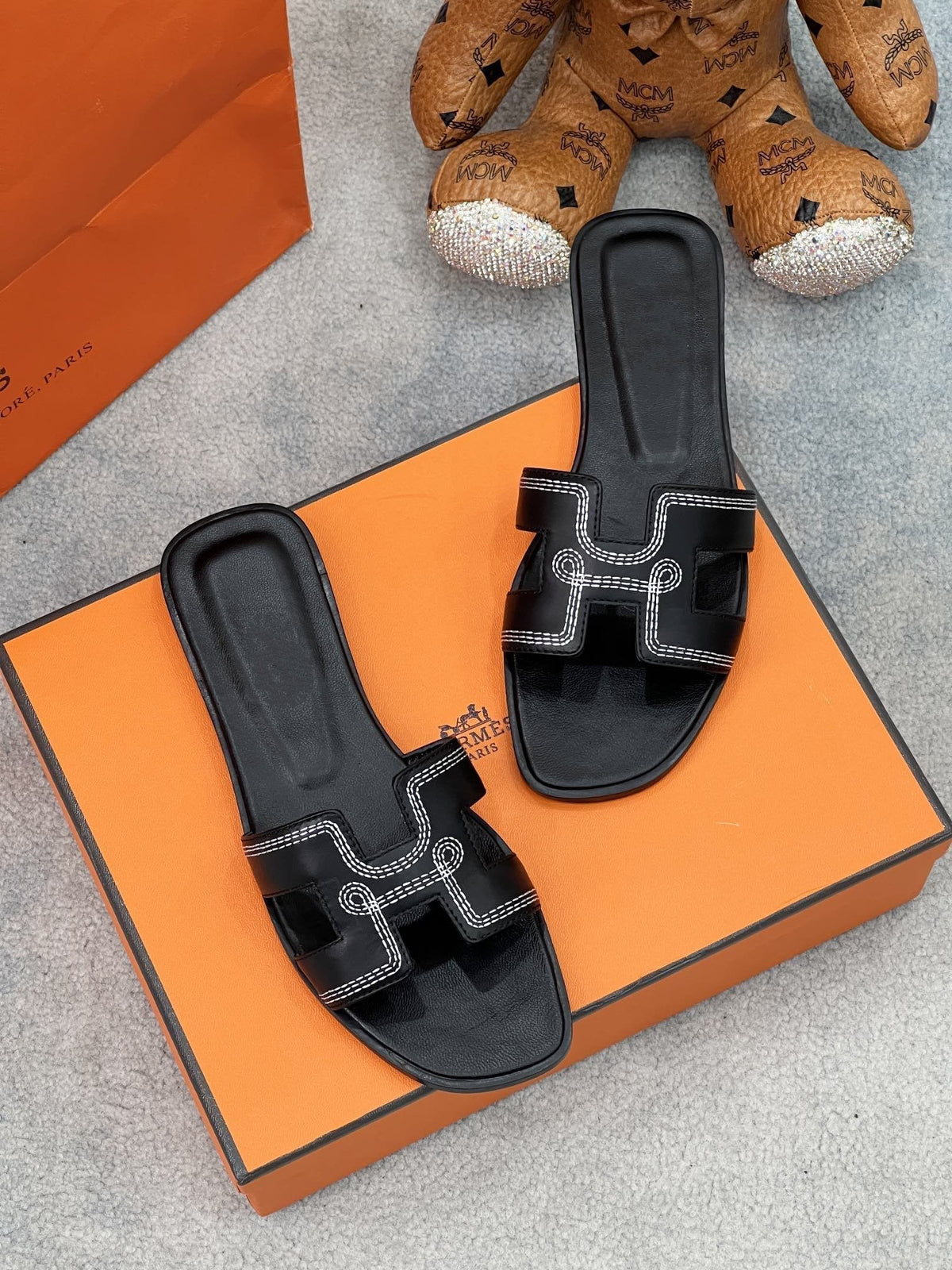 0ran sandal black white epsom