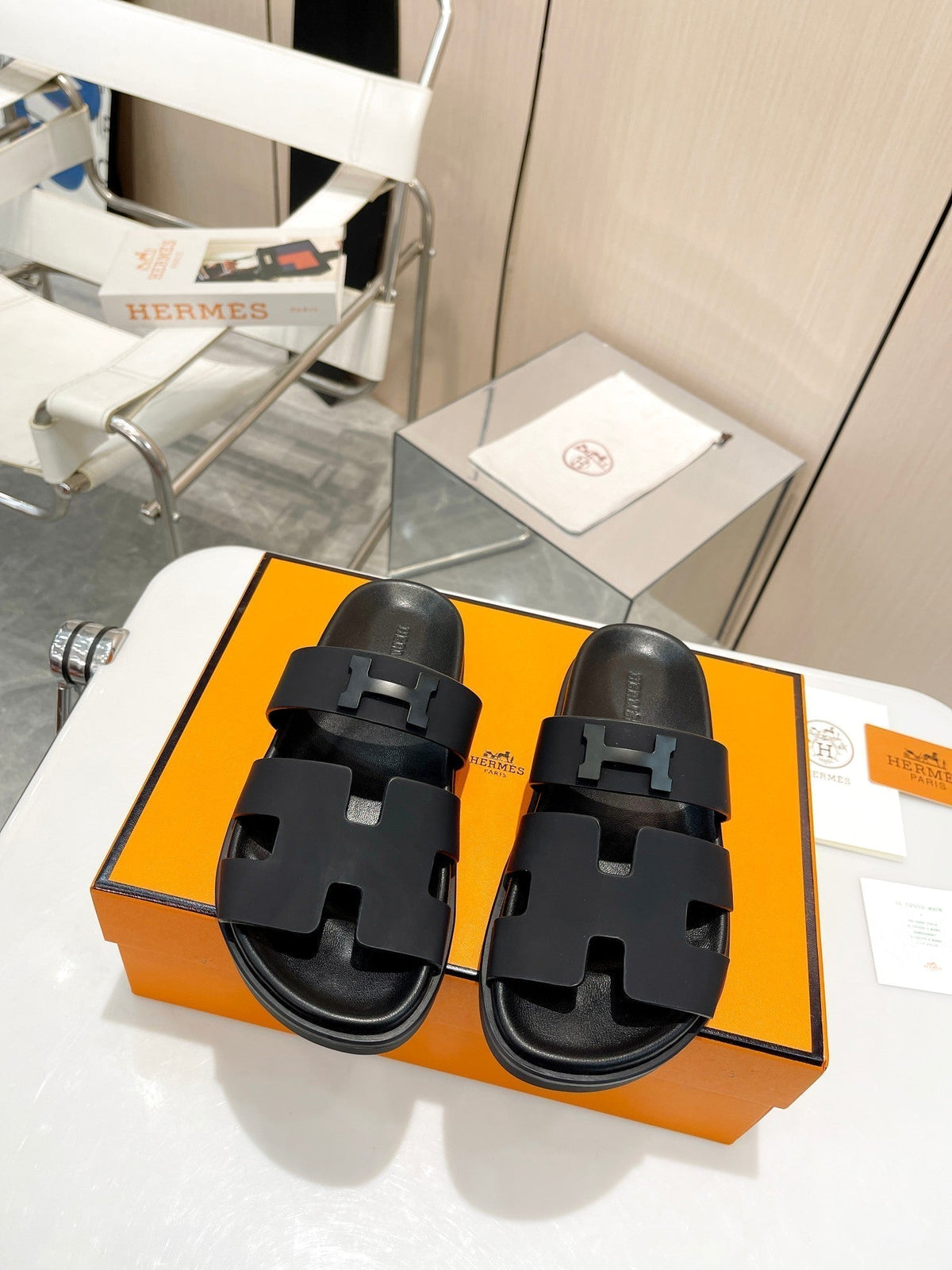 HM CHYPRE SANDAL BLACK WITH H-BUCKLECALFSKIN