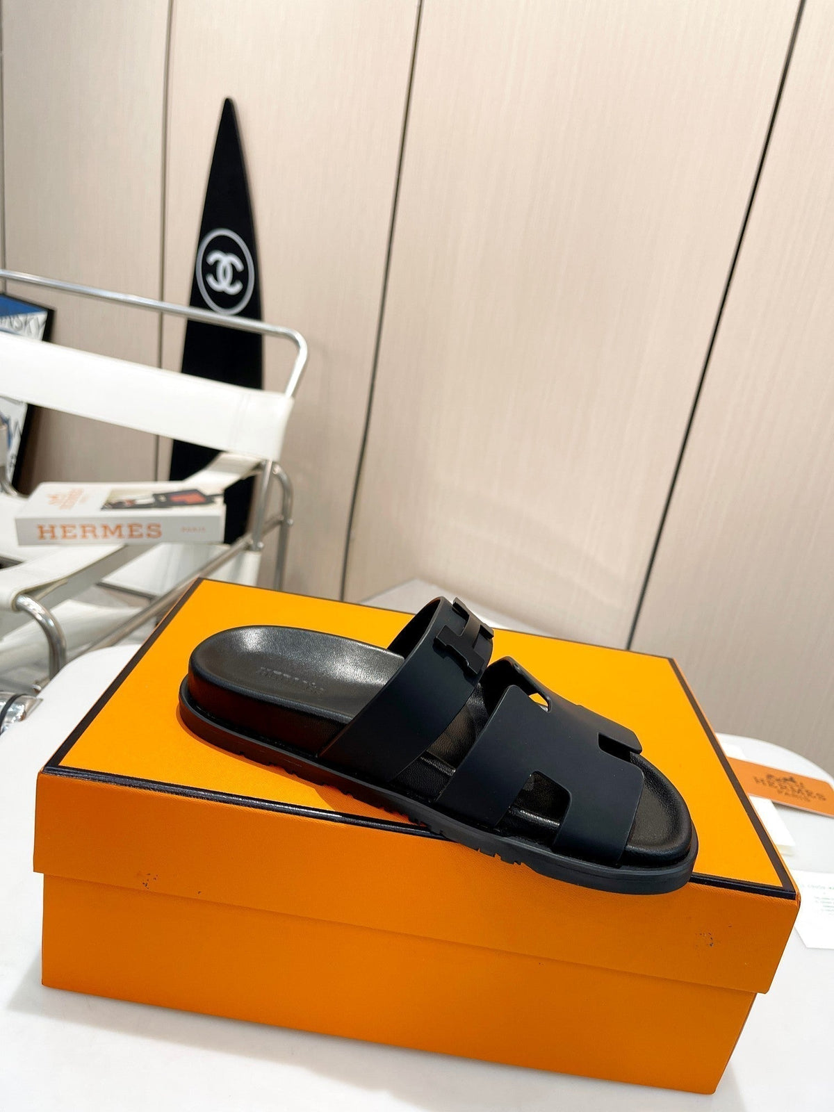 HM CHYPRE SANDAL BLACK WITH H-BUCKLECALFSKIN