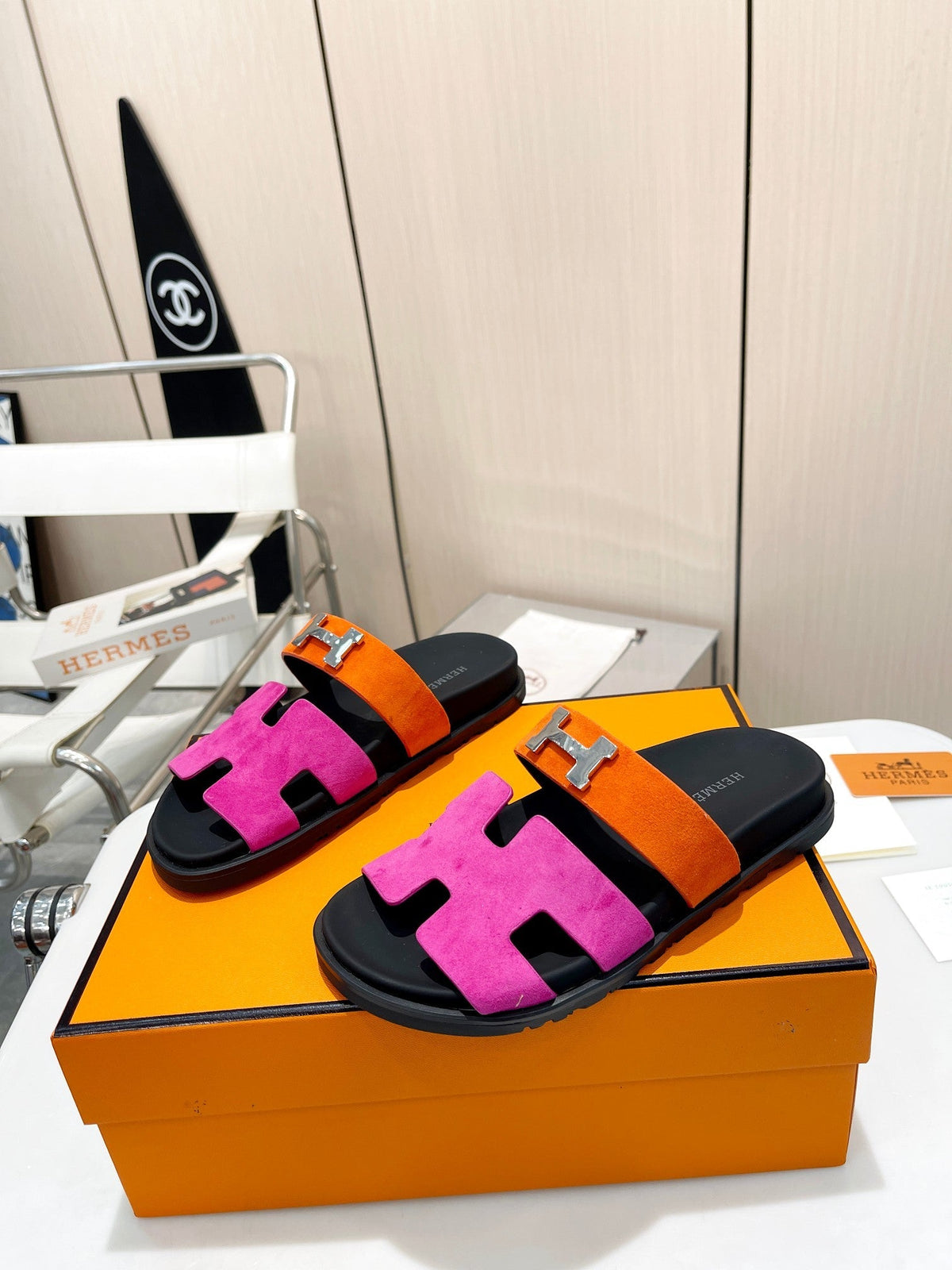 HM CHYPRE SANDAL PINK AND FIRE WITH H-BUCKLE SUEDE