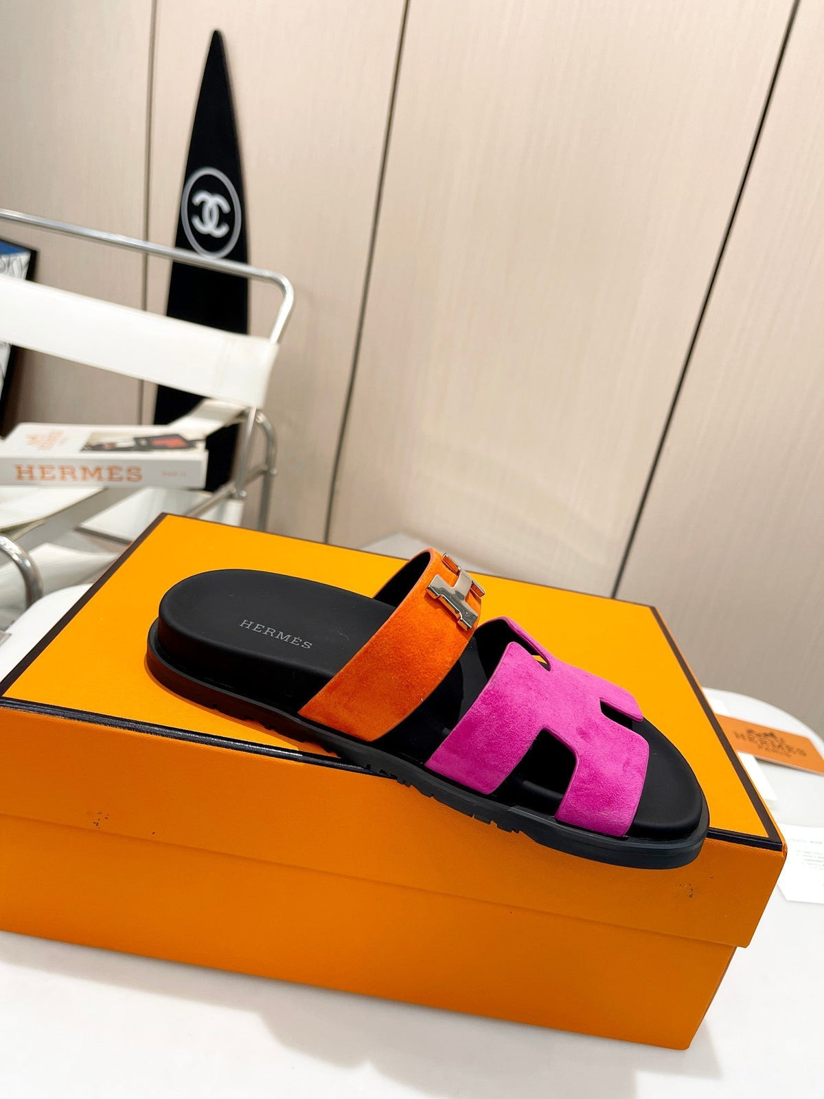 HM CHYPRE SANDAL PINK AND FIRE WITH H-BUCKLE SUEDE