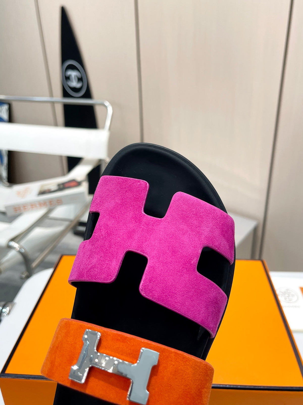 HM CHYPRE SANDAL PINK AND FIRE WITH H-BUCKLE SUEDE