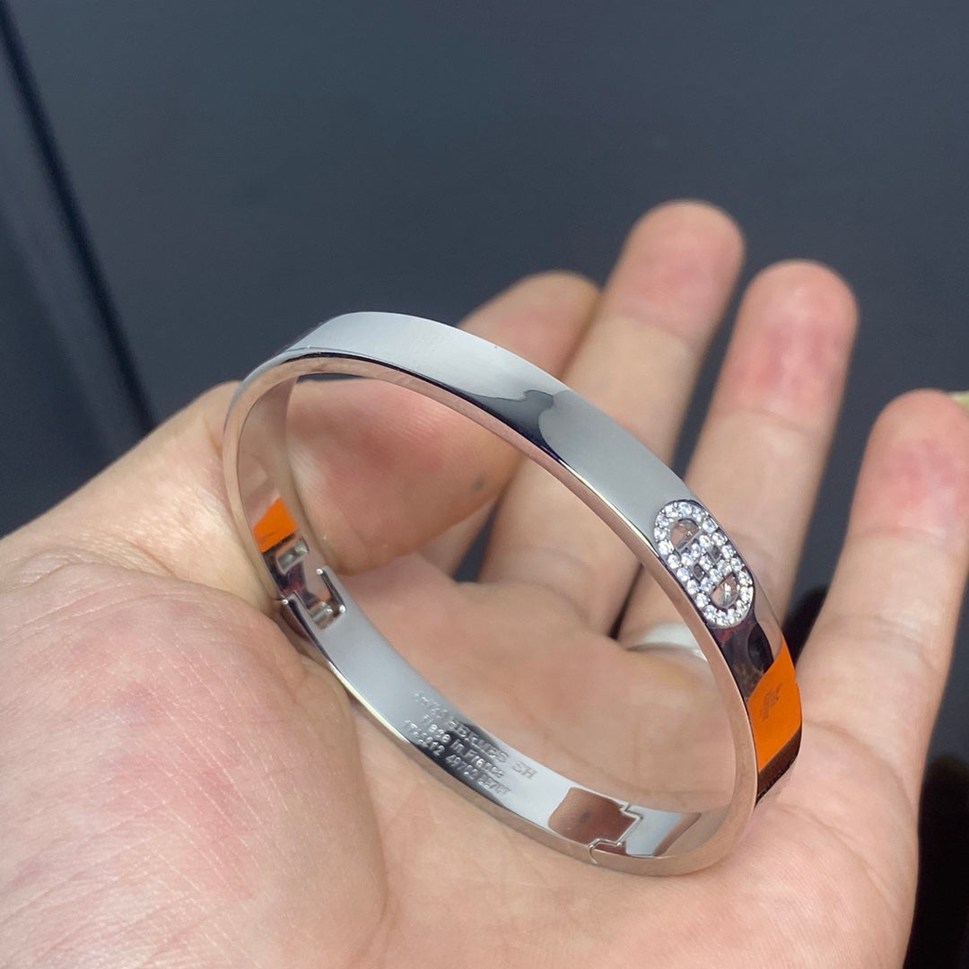 H Pig Nose Diamond-Encrusted Bracelet