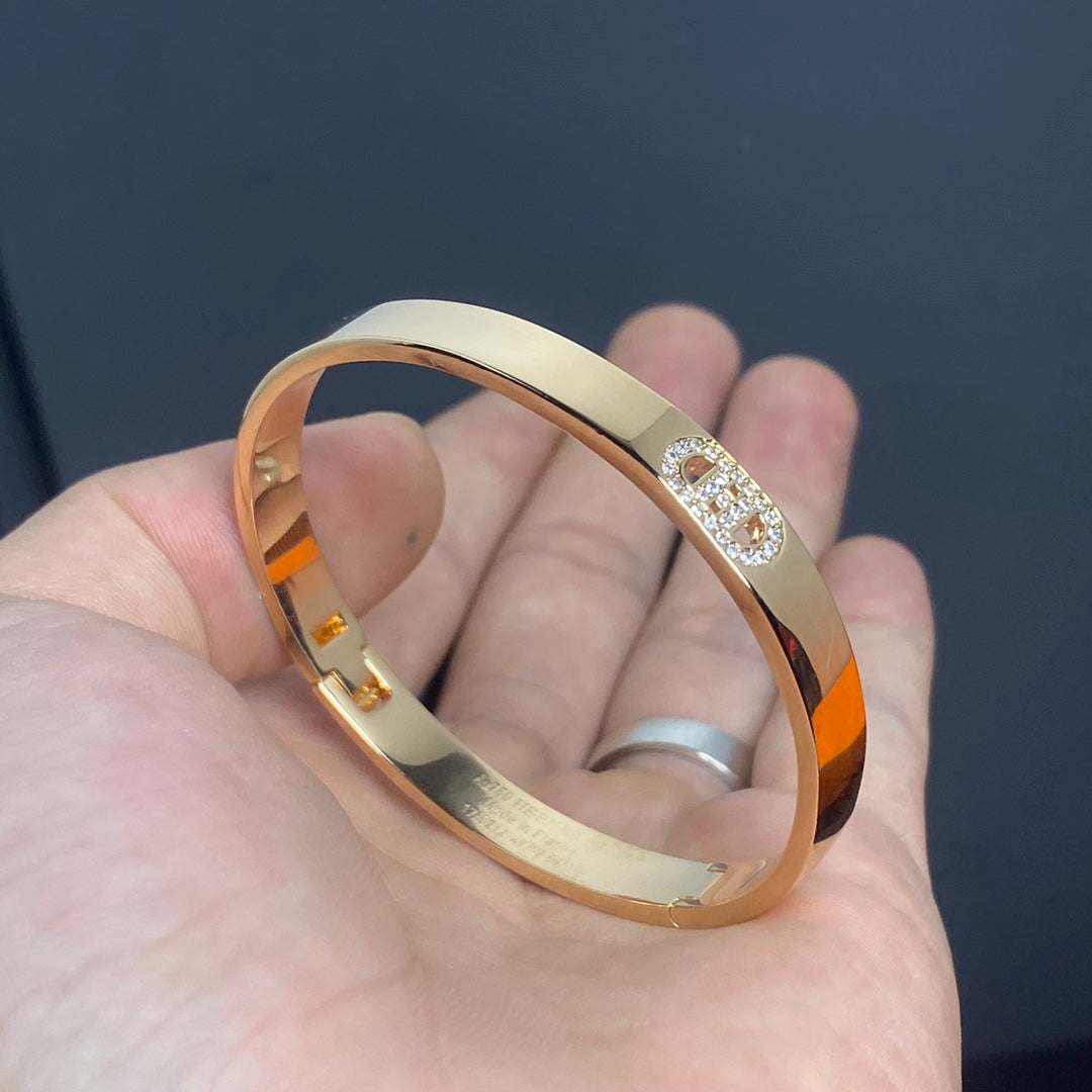 H Pig Nose Diamond-Encrusted Bracelet