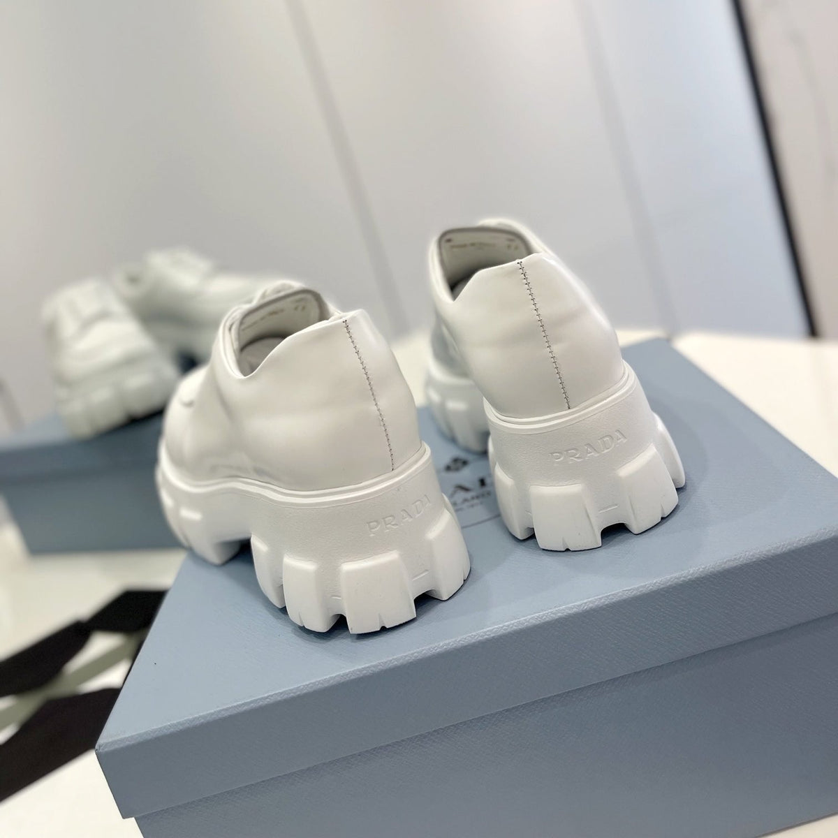 MONOLITH LACE-UP LOAFER IN WHITE CALFSKIN ATTACHED TRIANGLE LOGO