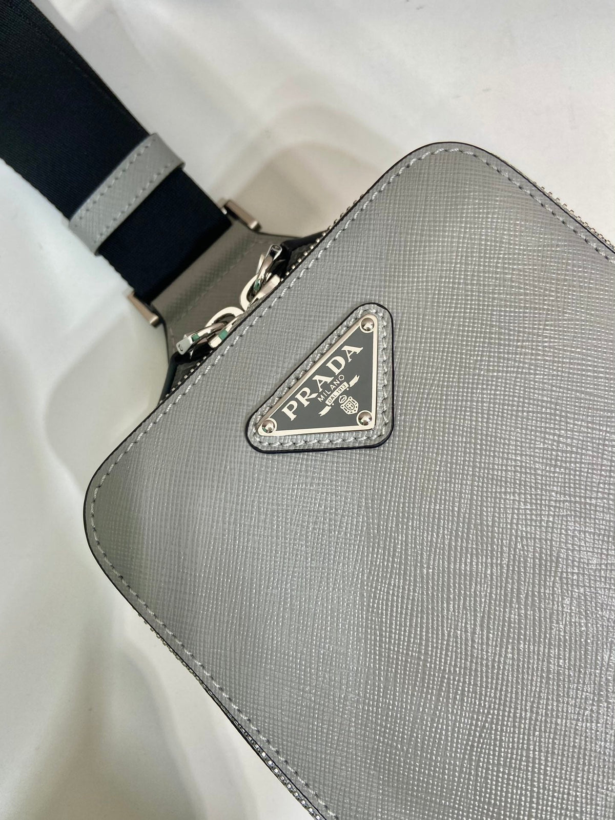 CHEST BAG 20 IN ECHO GRAY SAFFIANO LEATHER