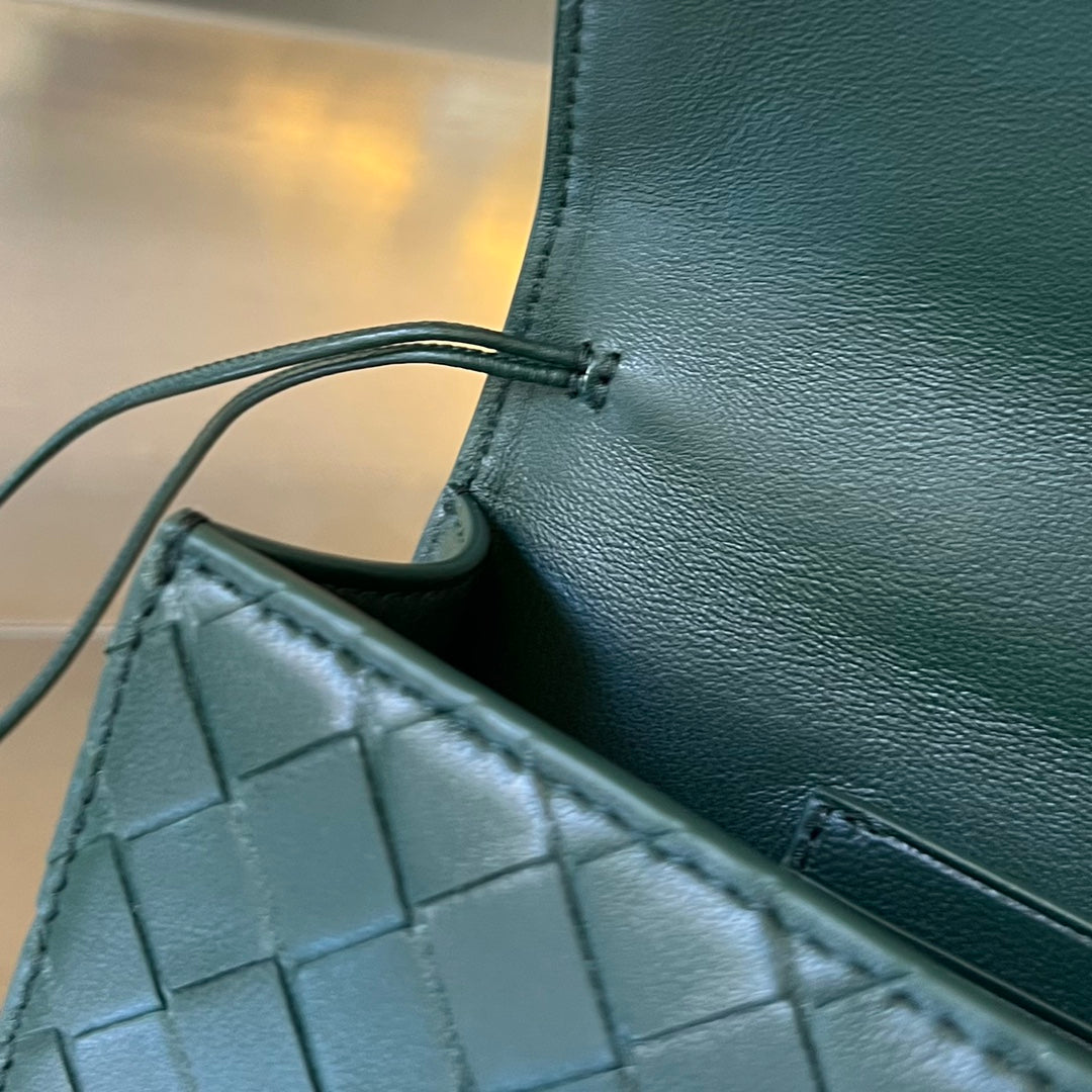 BV Long Clutch Andiamo With Handle 31cm Green Calfskin 563668