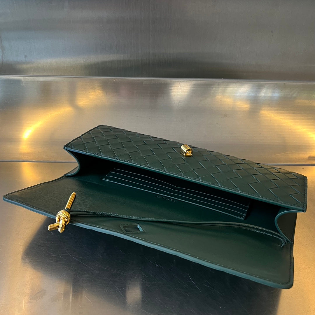 BV Long Clutch Andiamo With Handle 31cm Green Calfskin 563668
