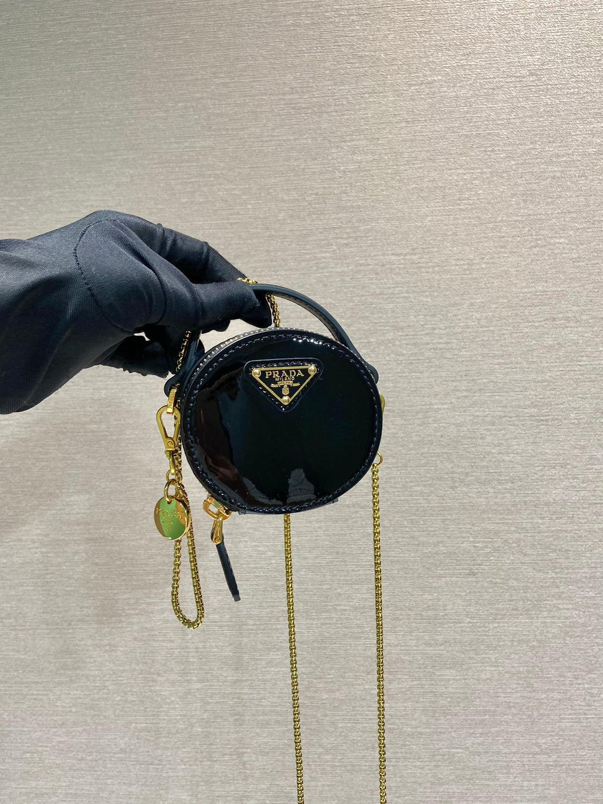 MINI ROUND BAG 8 IN BLACK GLOSSY CALFSKIN GOLD HARDWARE