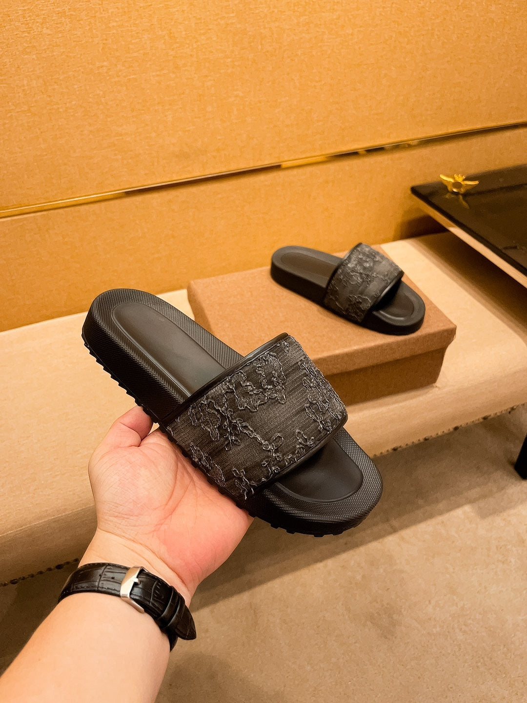 GG Men's Slide Black Calfskin 709745