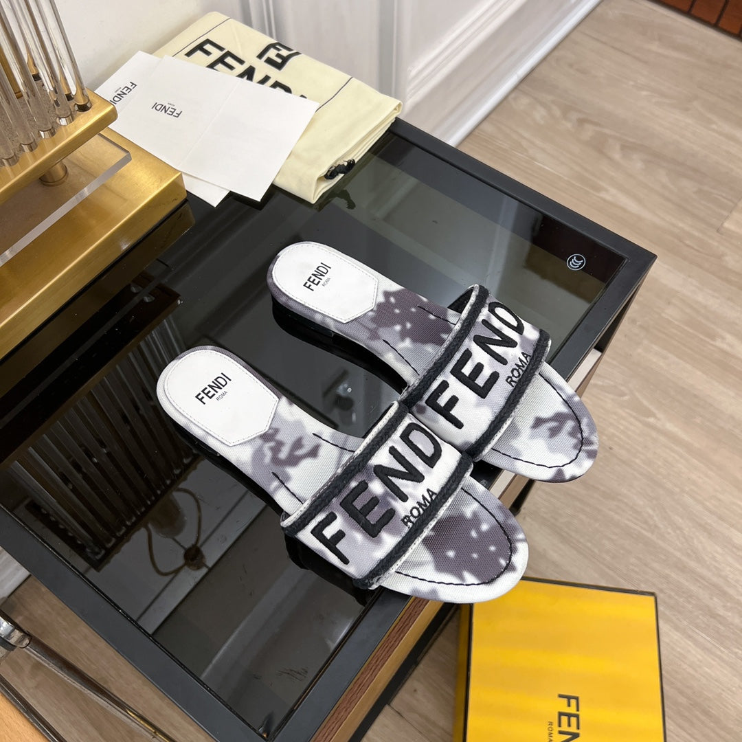 FENDI FLORAL SLIDES IN BLACK MIX WHITE FABRIC