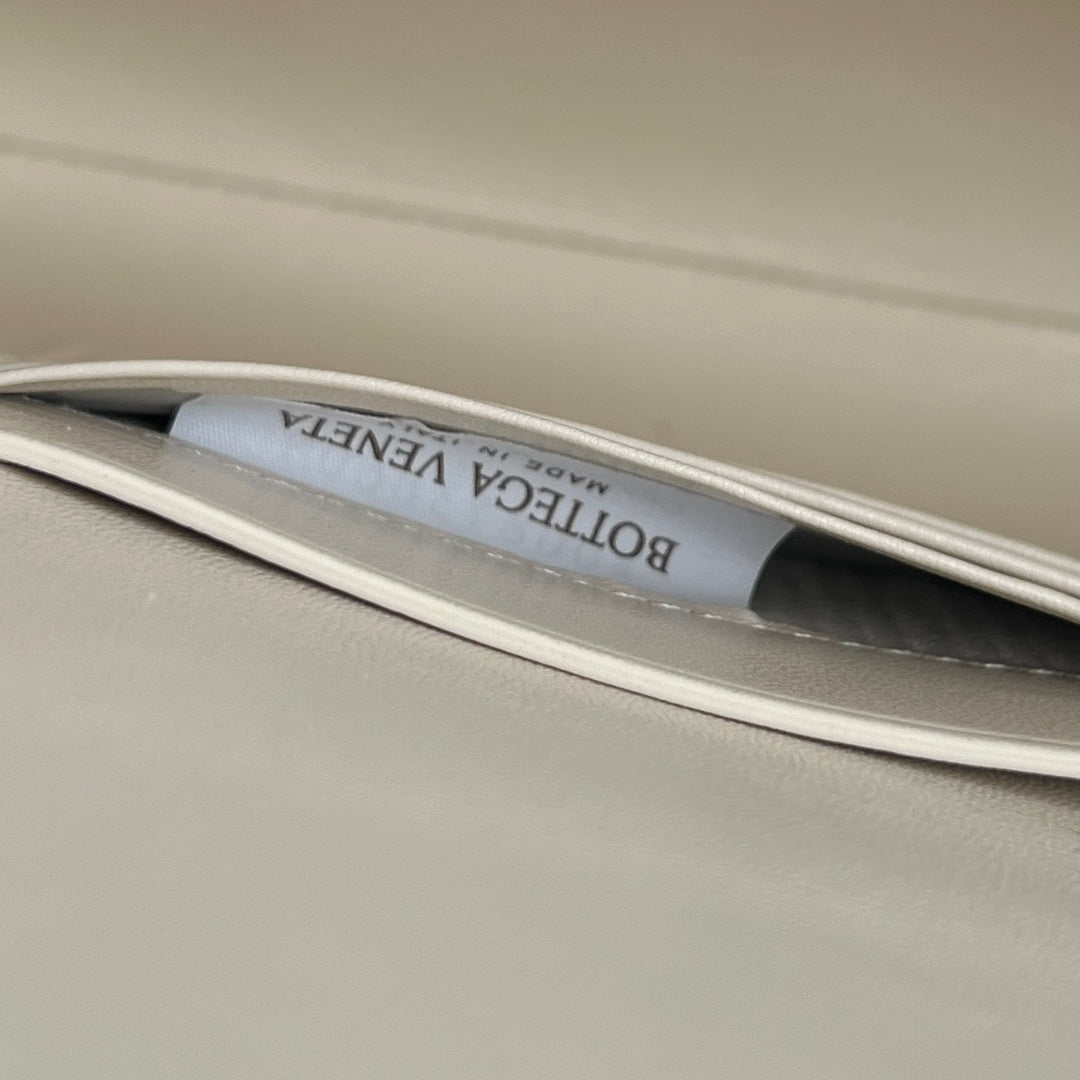 BV Long Clutch Andiamo With Handle 31cm White Calfskin 563670