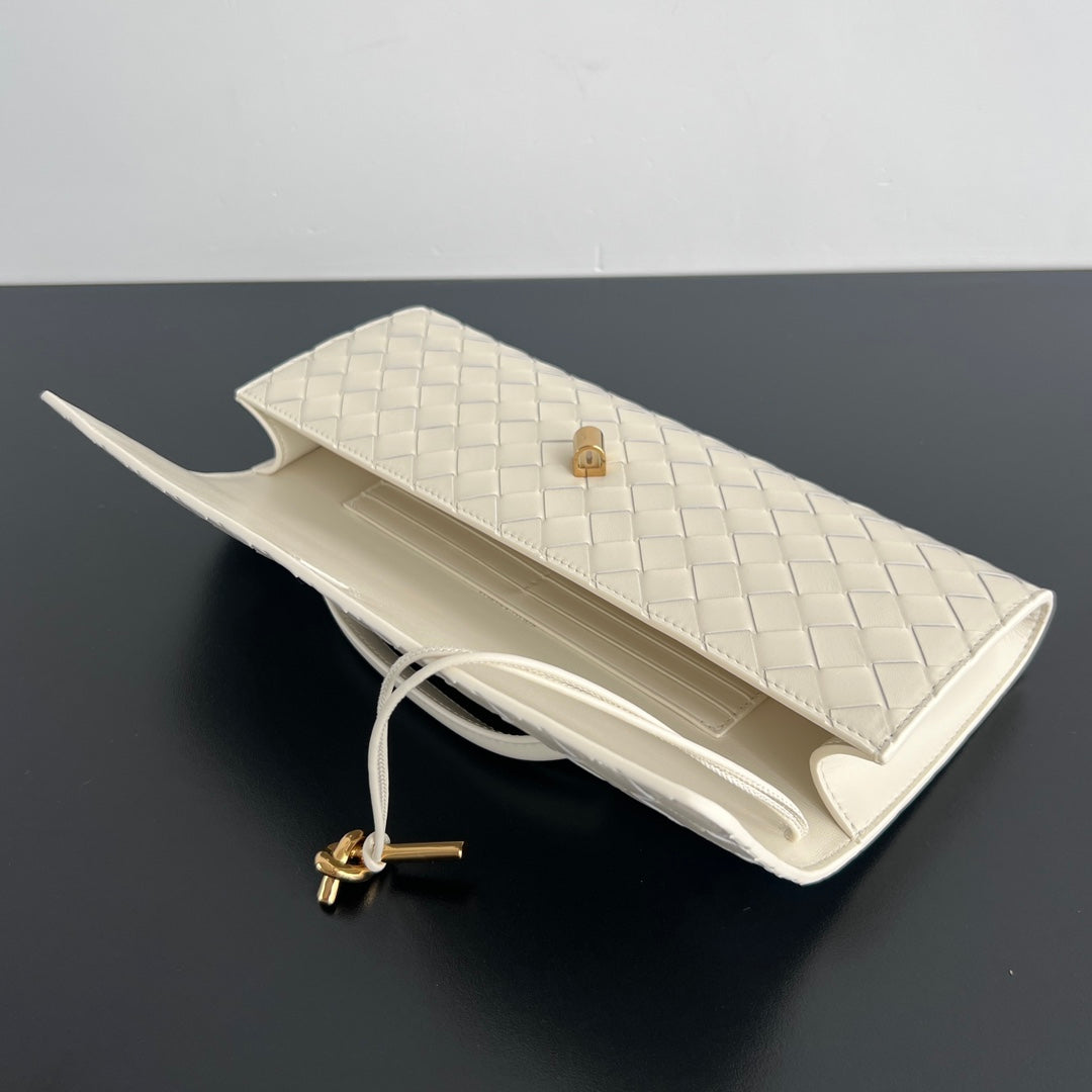 BV Long Clutch Andiamo With Handle 31cm White Calfskin 563670