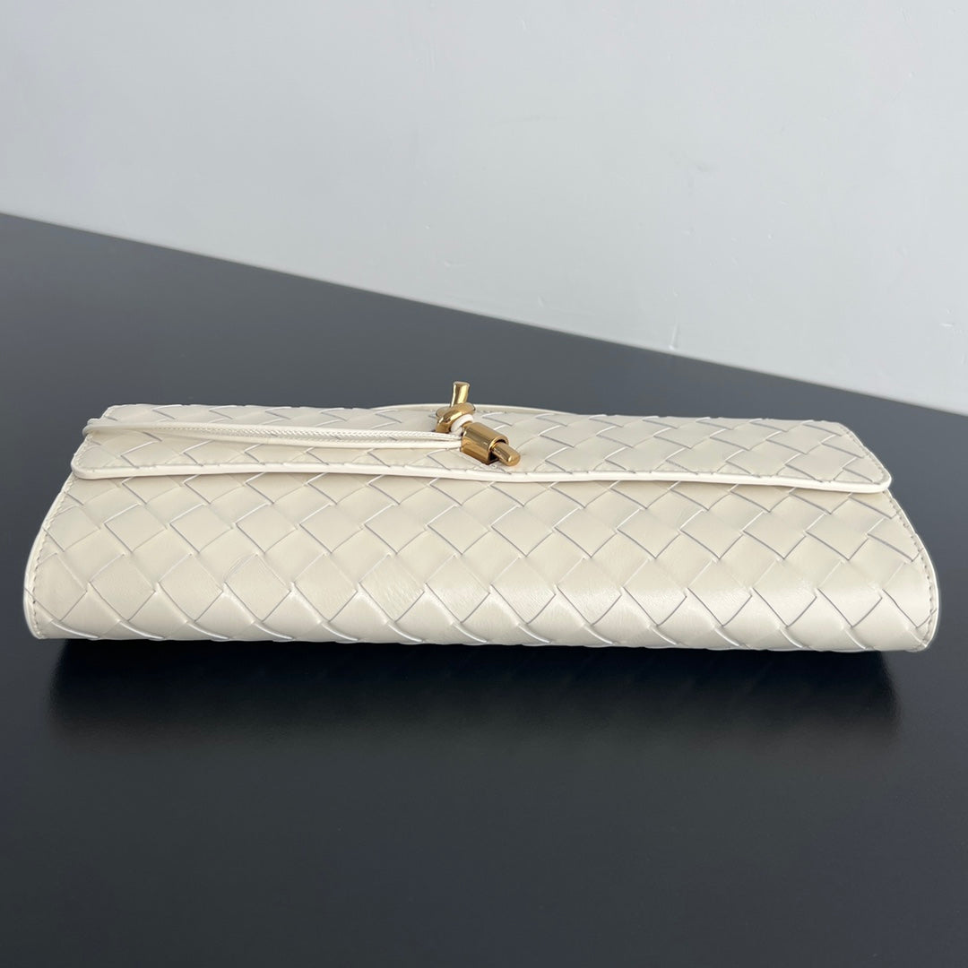BV Long Clutch Andiamo With Handle 31cm White Calfskin 563670
