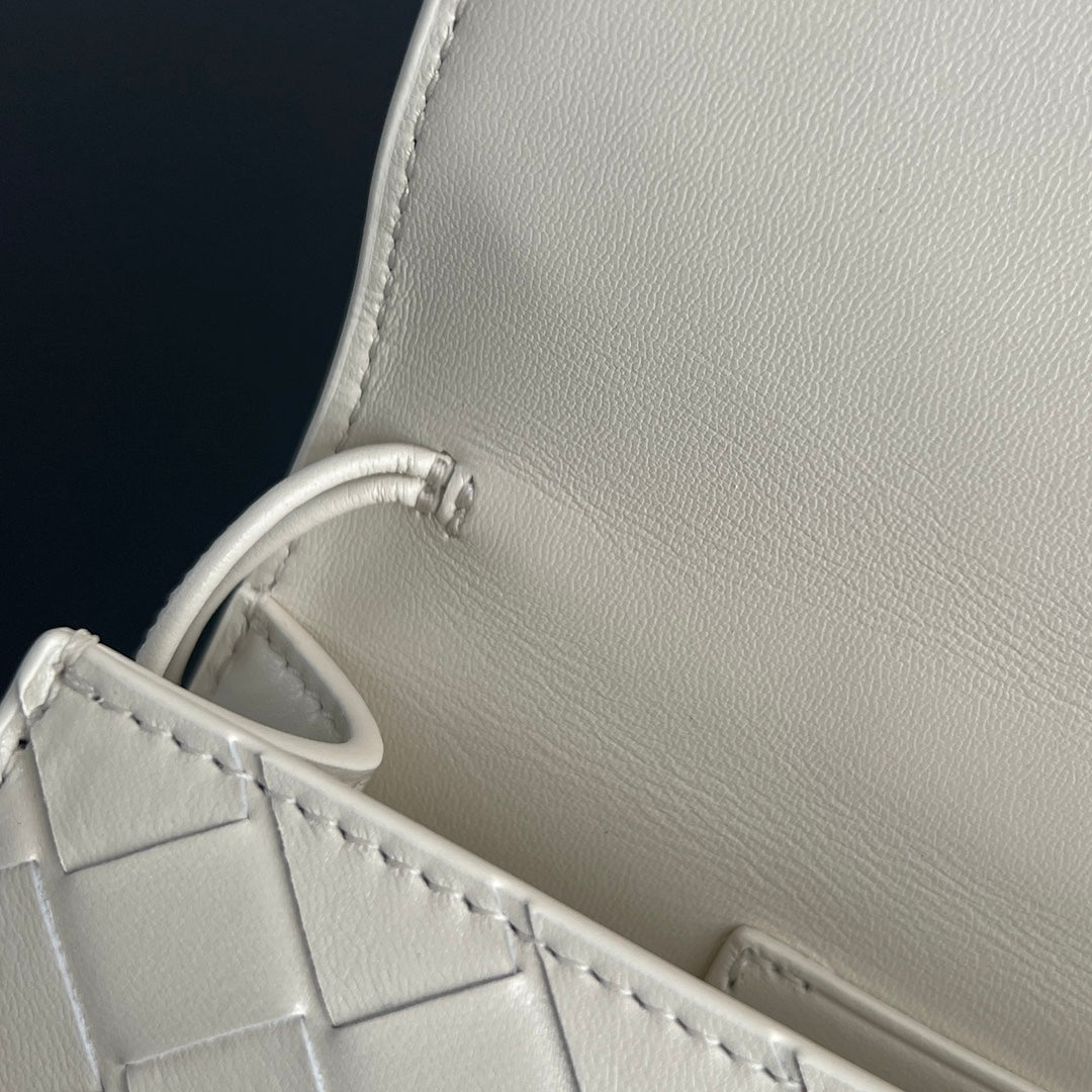BV Long Clutch Andiamo With Handle 31cm White Calfskin 563670