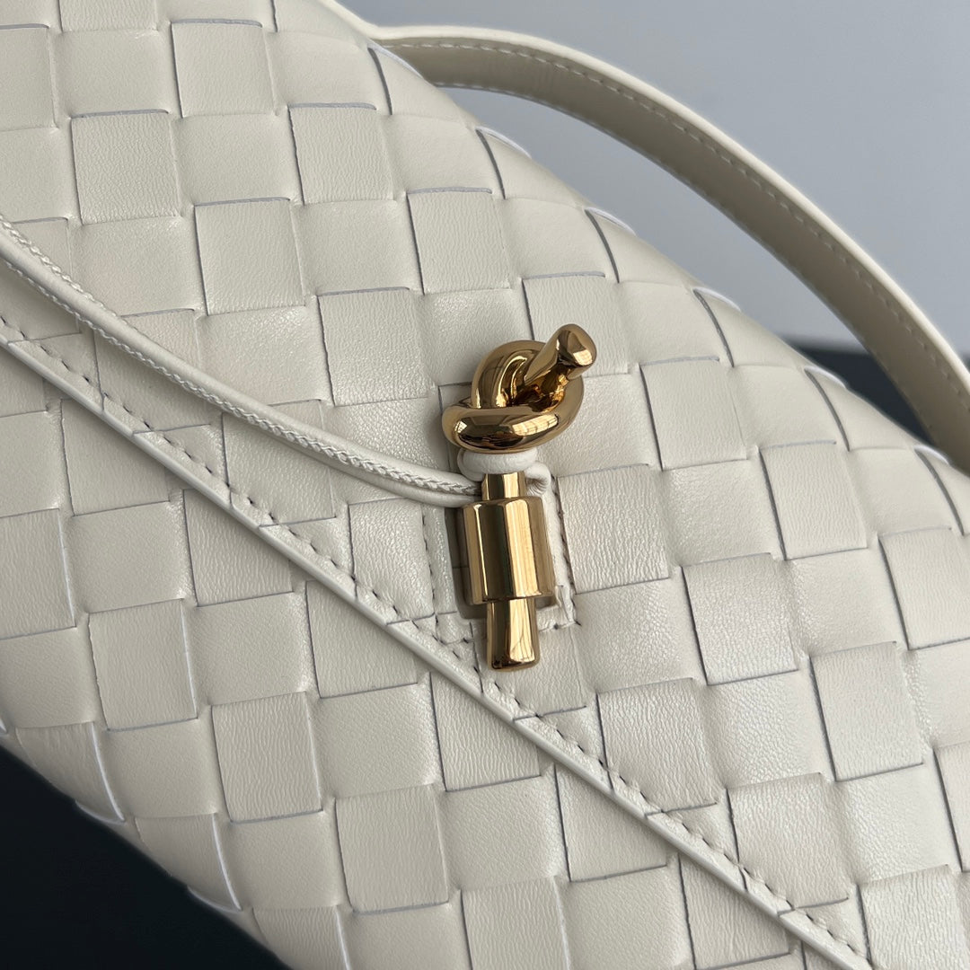 BV Long Clutch Andiamo With Handle 31cm White Calfskin 563670