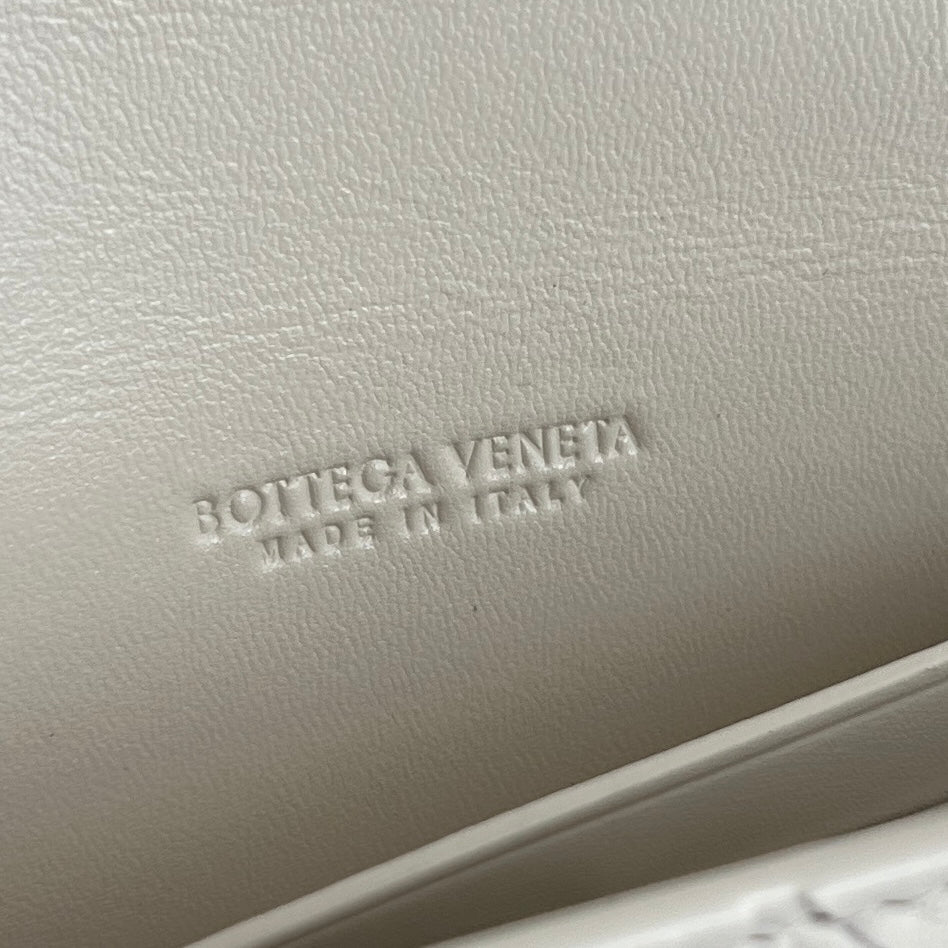 BV Long Clutch Andiamo With Handle 31cm White Calfskin 563670