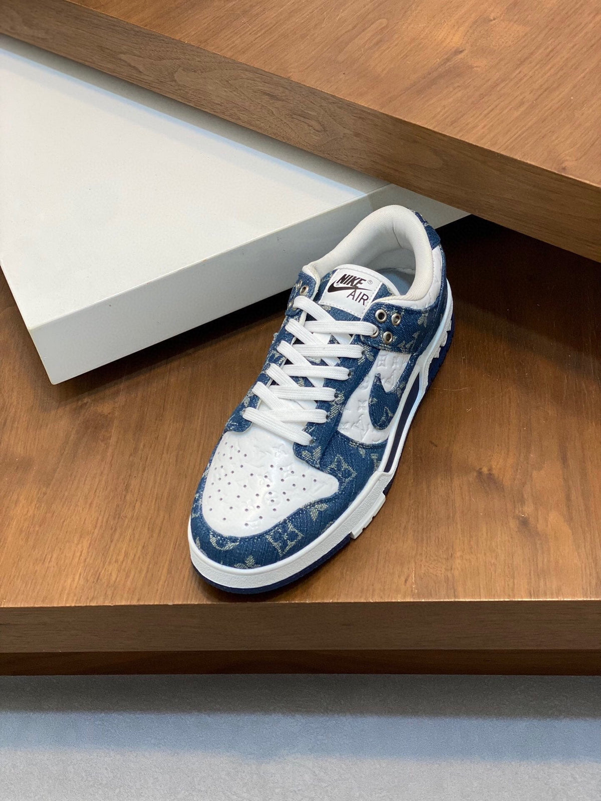 AIR TRAINER IN COBALT BLUE MIX WHITE CALFSKIN
