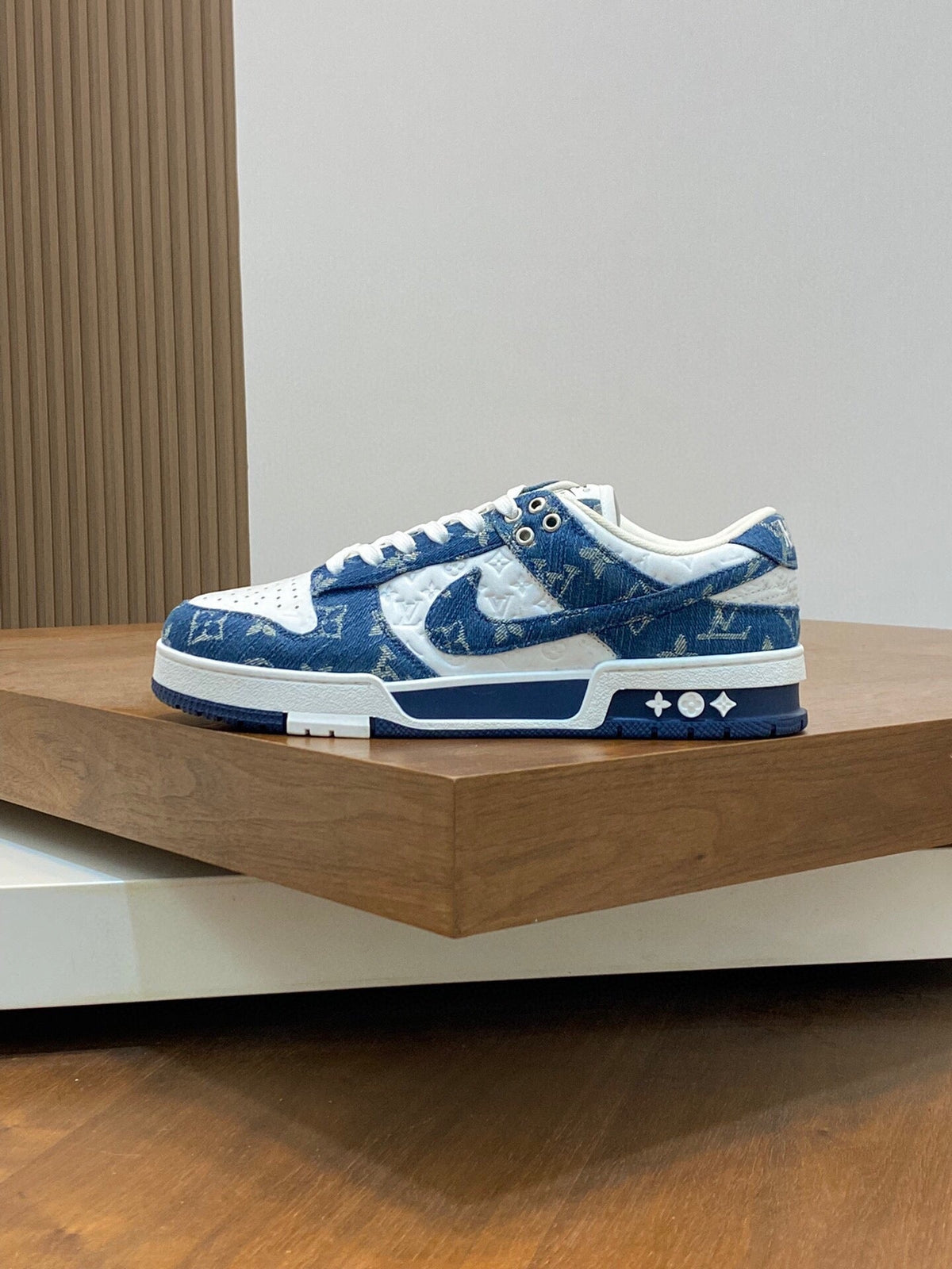 AIR TRAINER IN COBALT BLUE MIX WHITE CALFSKIN