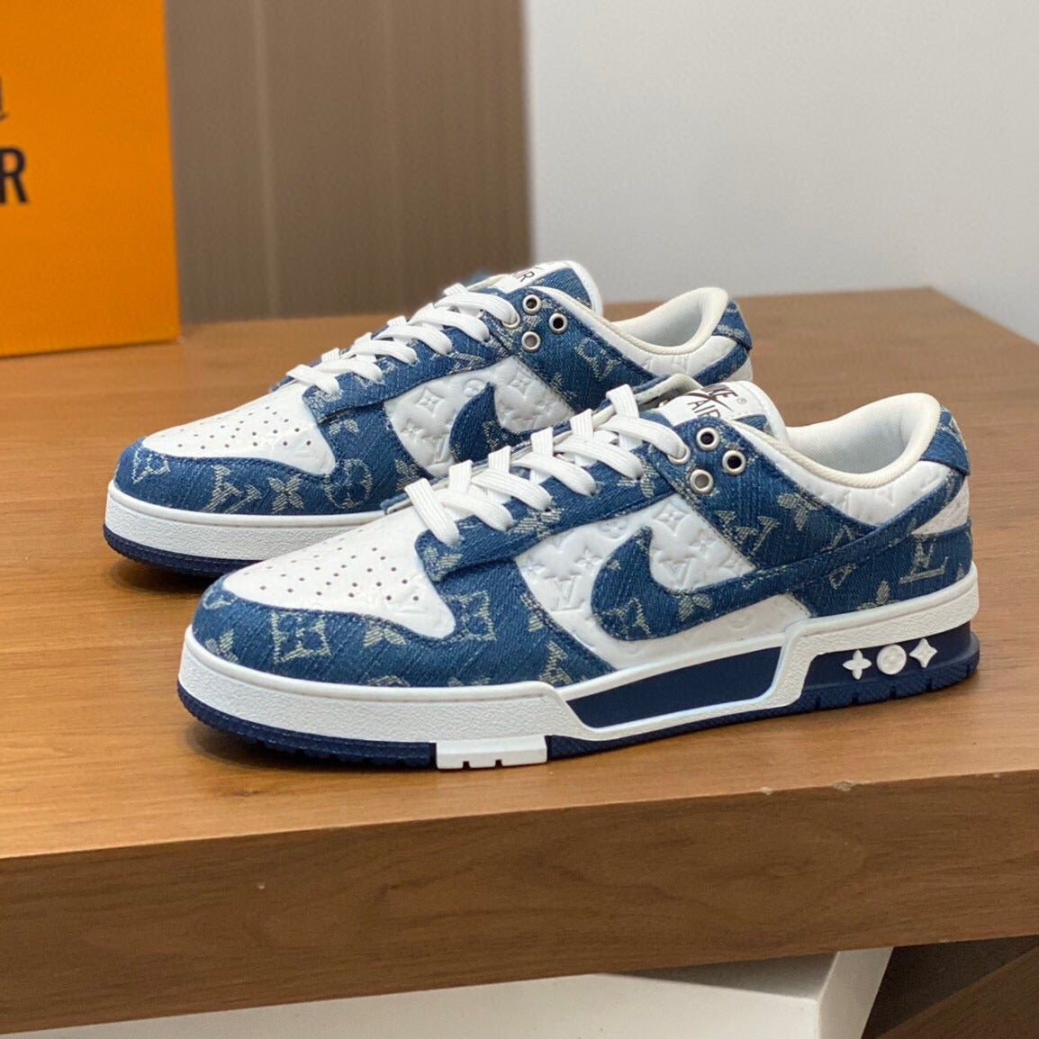 AIR TRAINER IN COBALT BLUE MIX WHITE CALFSKIN
