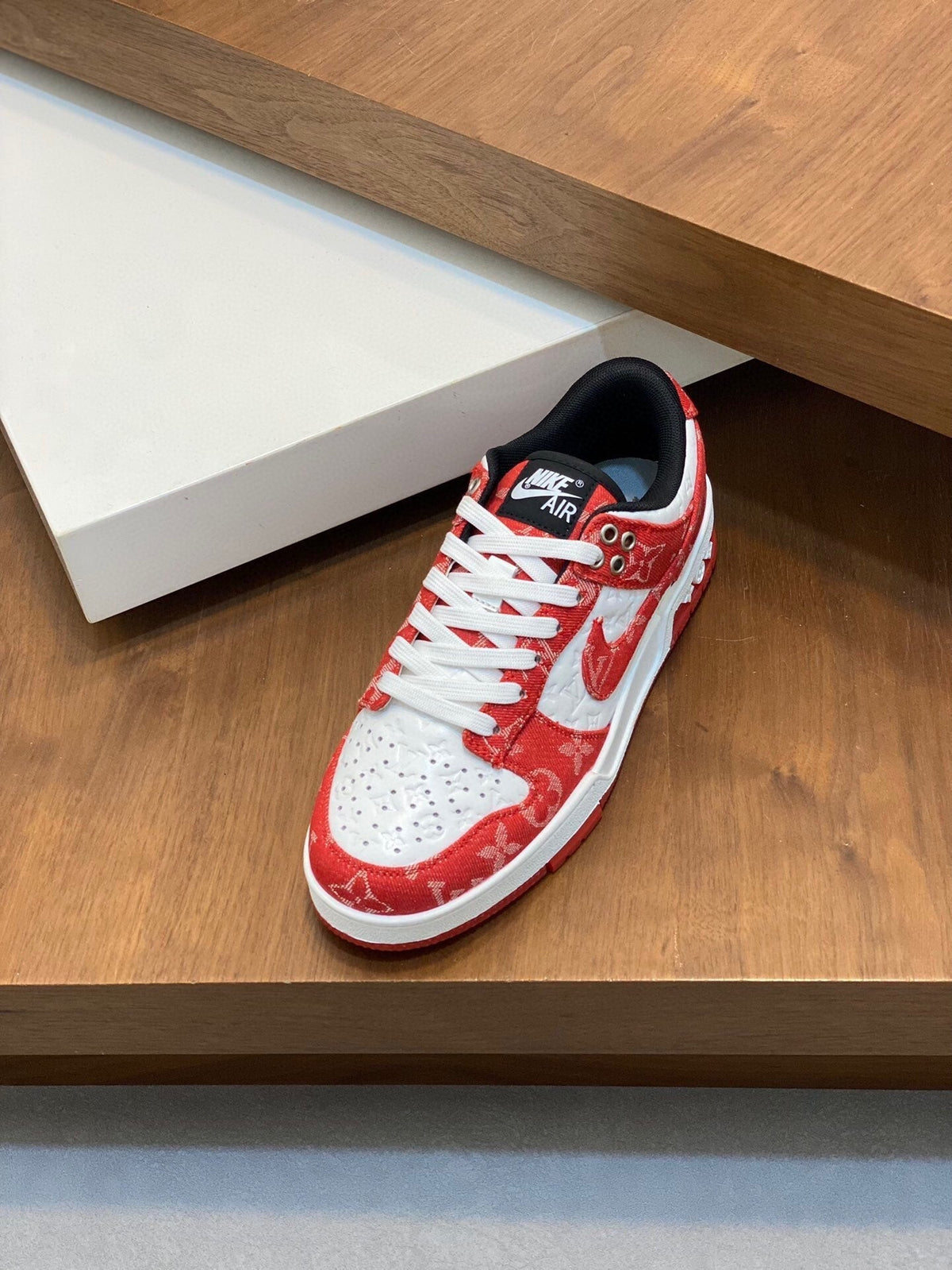 AIR TRAINER IN CRIMSON RED MIX WHITE CALFSKIN