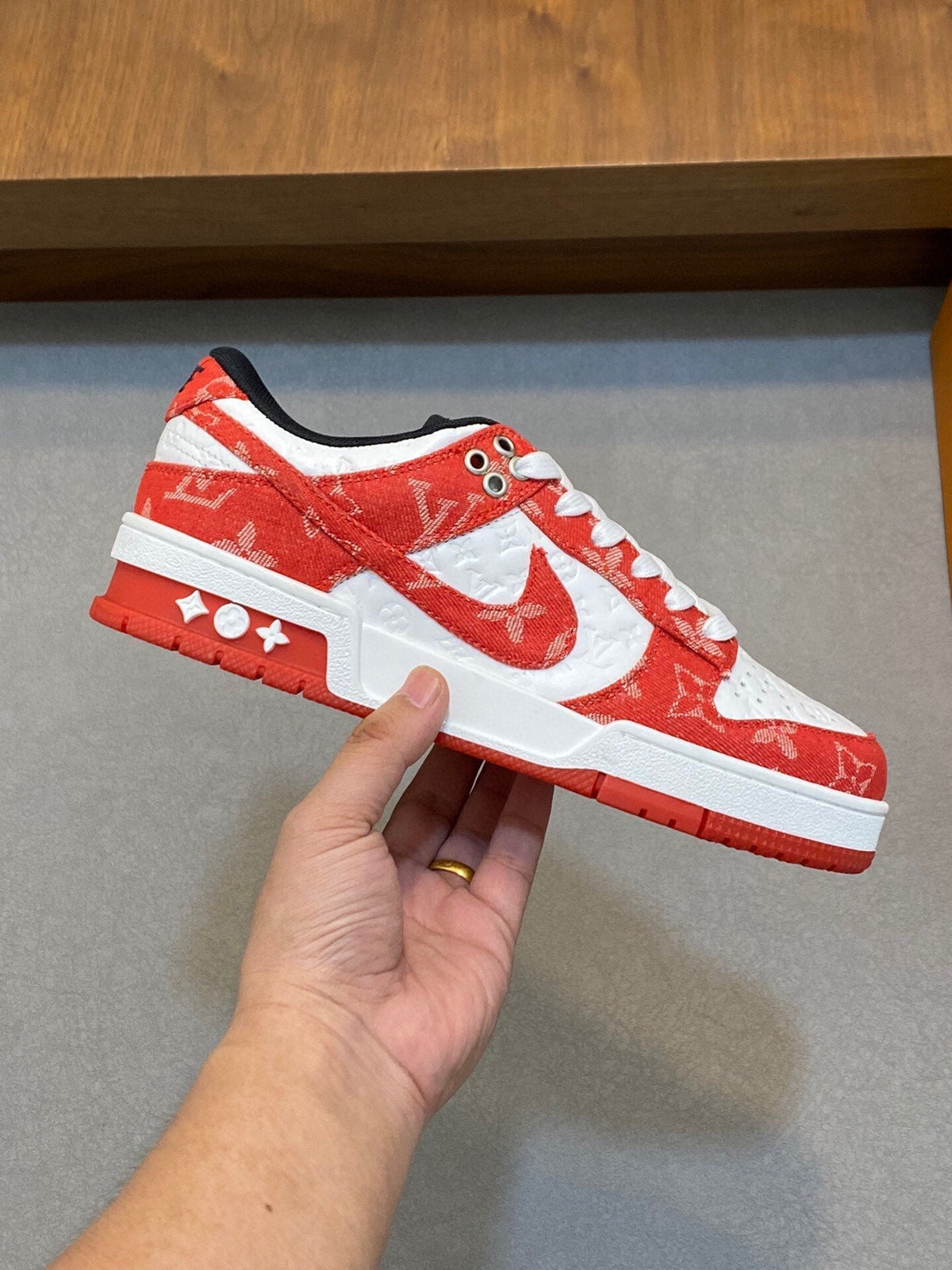 AIR TRAINER IN CRIMSON RED MIX WHITE CALFSKIN