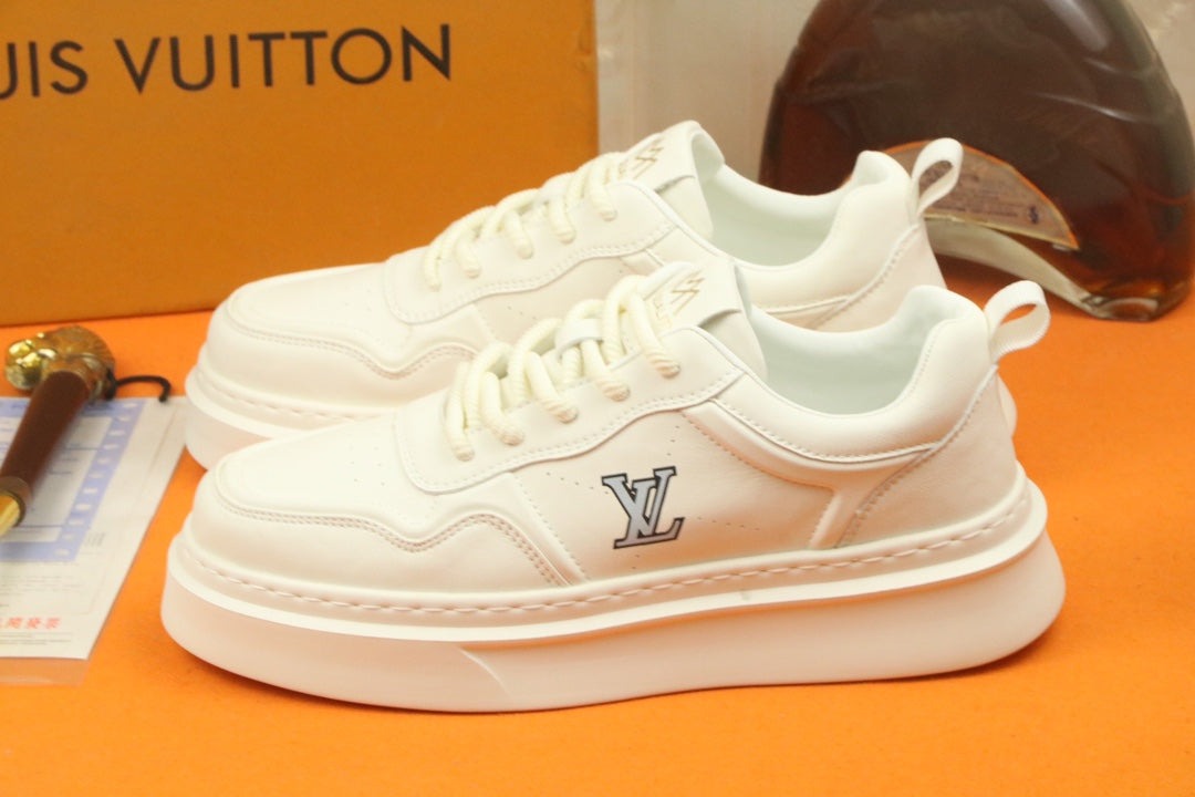 LV TRAINER IN WHITE CALFSKIN AND GREY LOGO