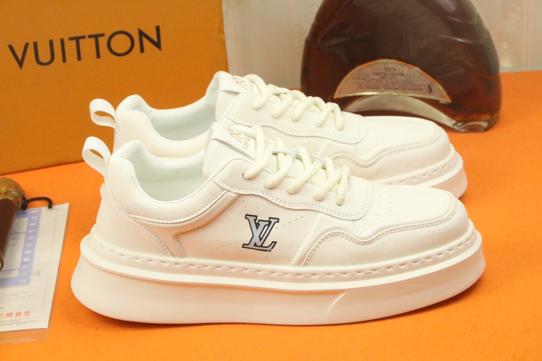 LV TRAINER IN WHITE CALFSKIN AND GREY LOGO
